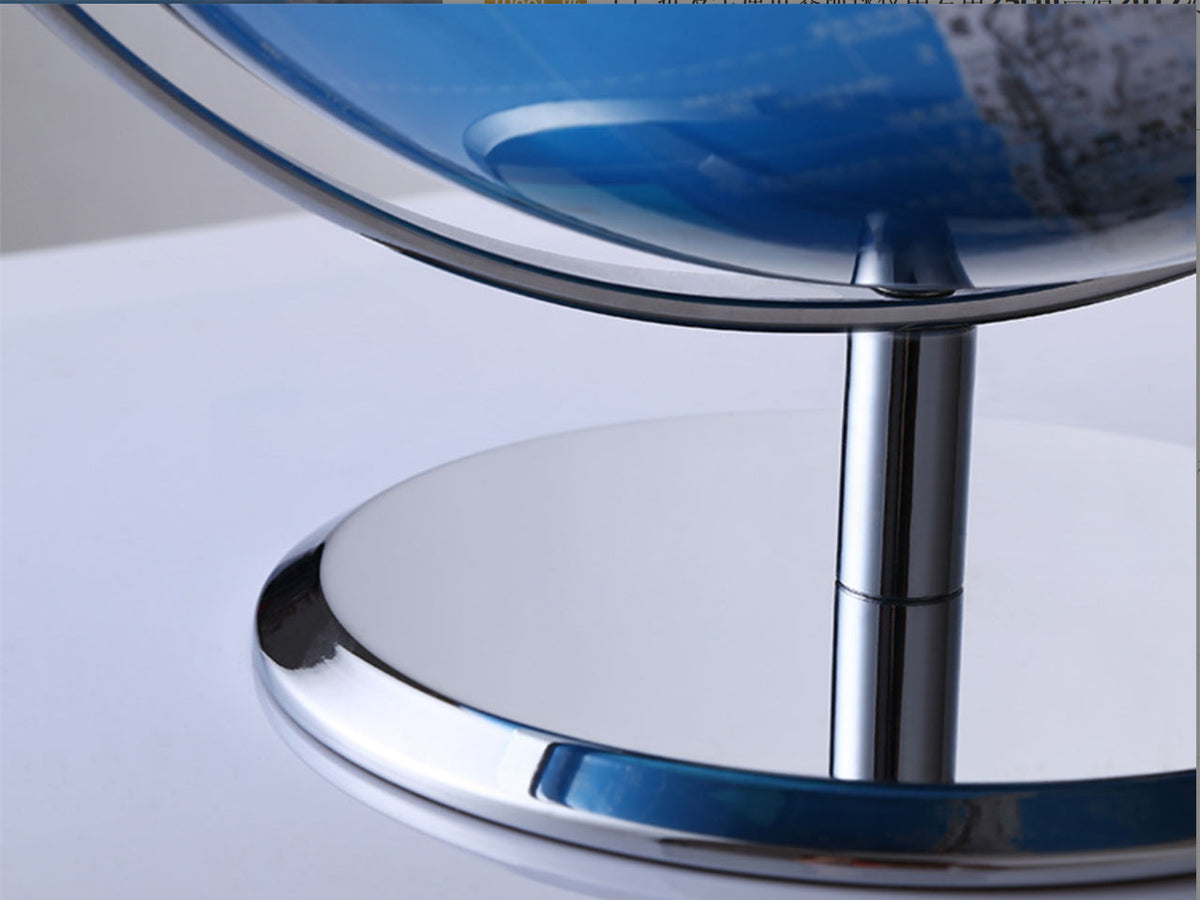 Globo decorativo pequeno em tons de azul e prateado, com possibilidade de personalização por gravação, ideal como presente, altura de 20 cm, elegante decoração para a sala com nomes geográficos em inglês e chinês.