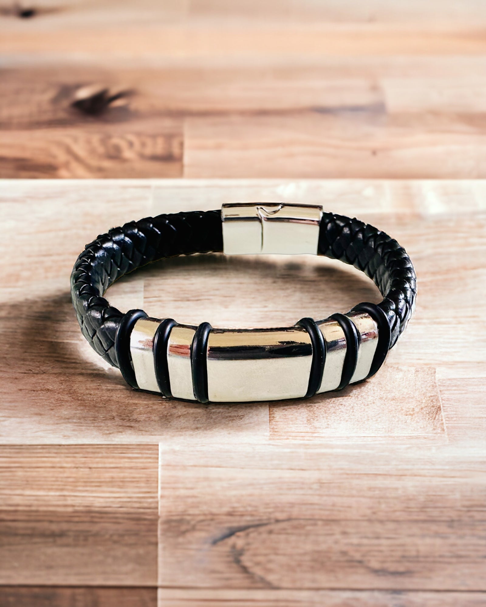 Pulseira Hip Hop Moderna para Homens com Gravação Personalizada e Fecho Magnético – Escolha o Estilo com Acabamentos em Prata ou Ouro, 22cm Couro PU