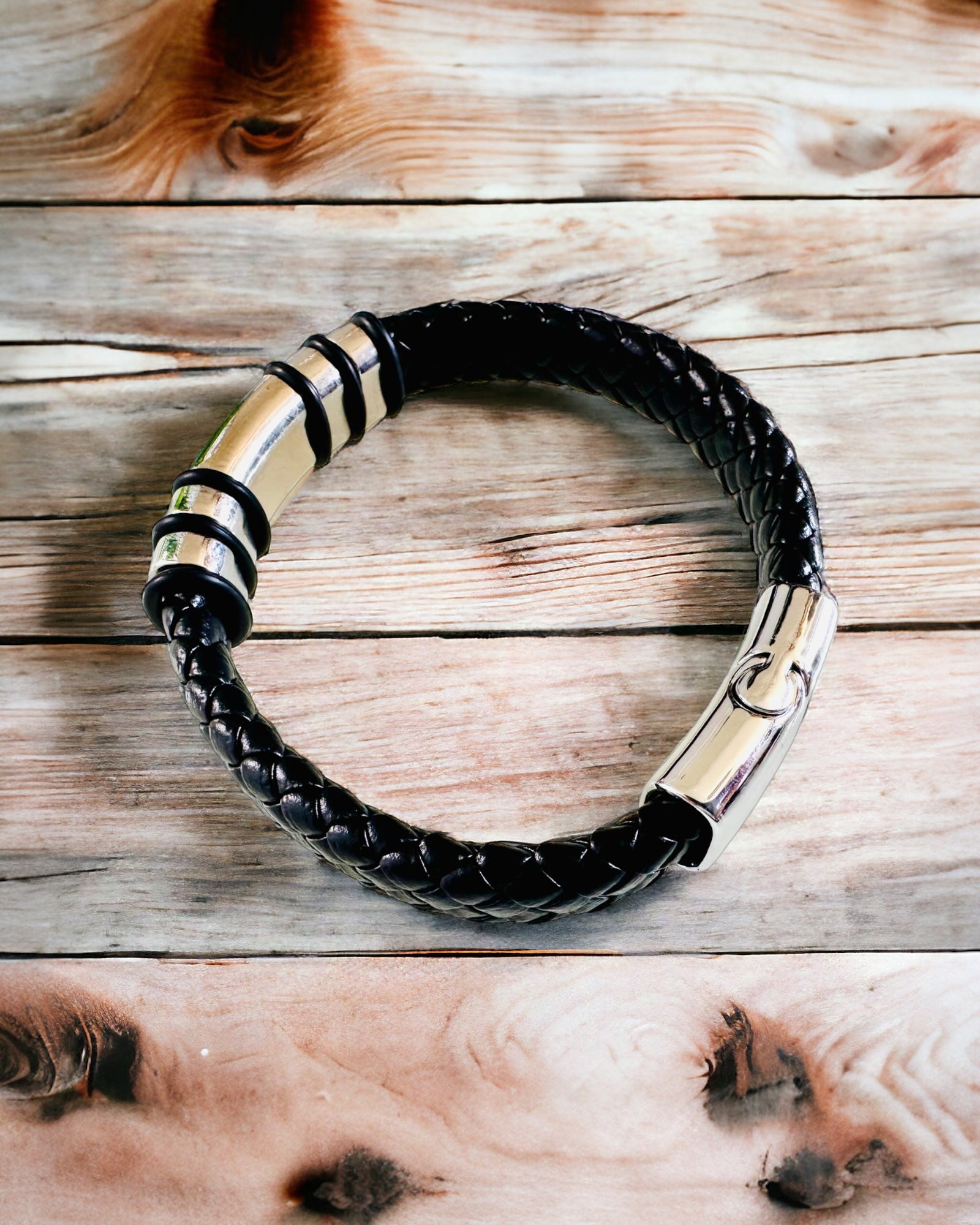 Pulseira Hip Hop Moderna para Homens com Gravação Personalizada e Fecho Magnético – Escolha o Estilo com Acabamentos em Prata ou Ouro, 22cm Couro PU