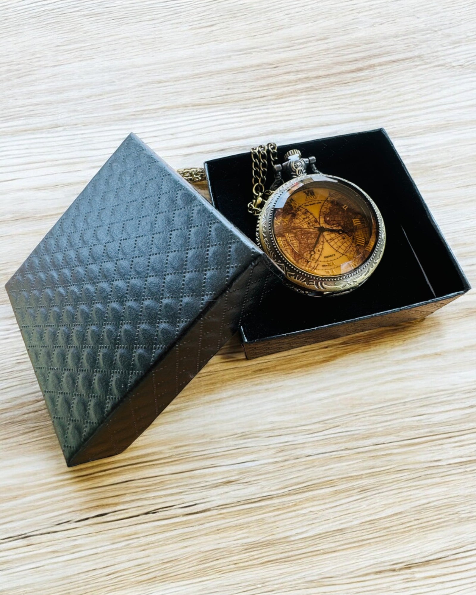 Relógio de Bolso Clássico de Quartzo com Mapa-Múndi – Pingente com Corrente em Estilo Vintage para Ela e para Ele, gravura