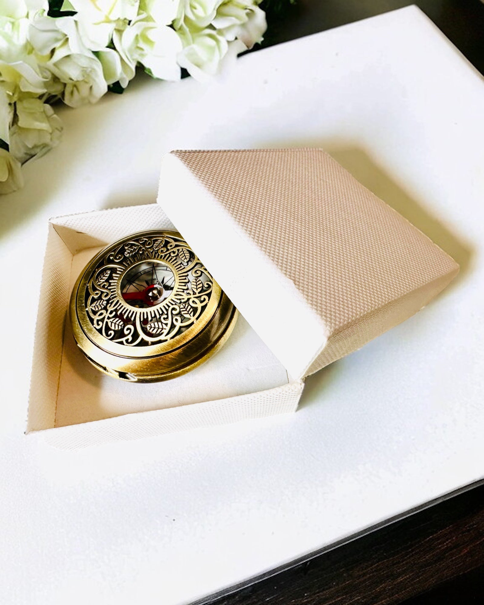 Bússola de Navegação em Estilo Vintage com Padrão Vazado – cor castanho-dourado