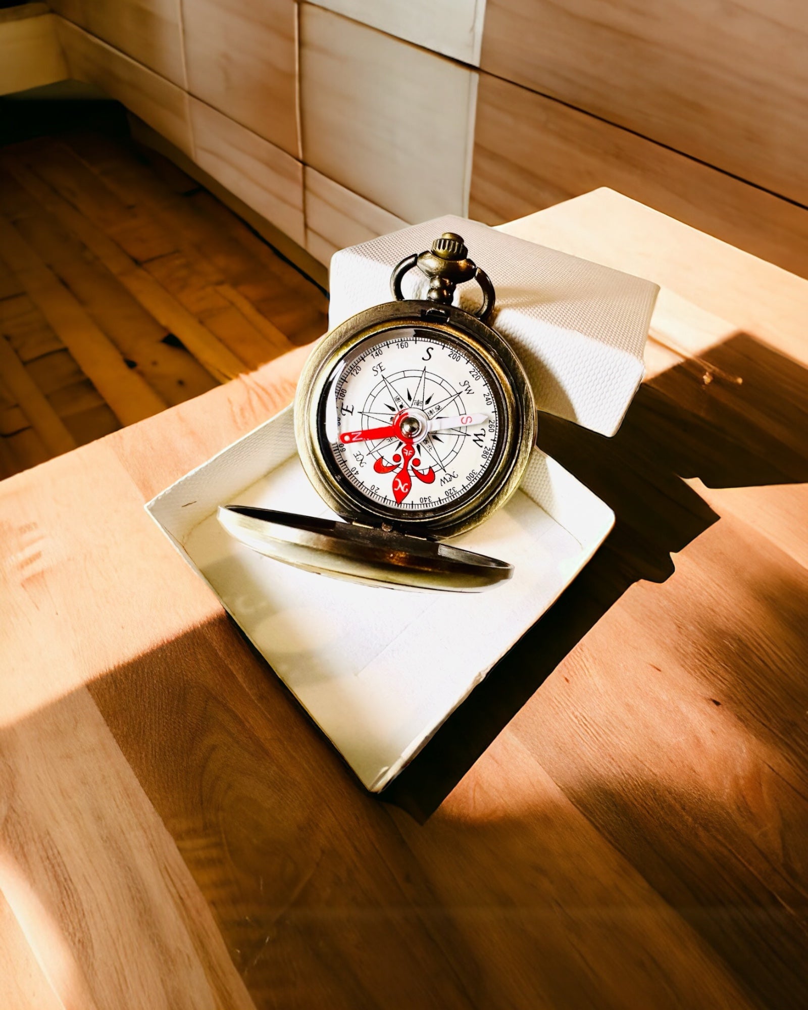 Bússola de Navegação em Estilo Vintage com Padrão Vazado – cor castanho-dourado