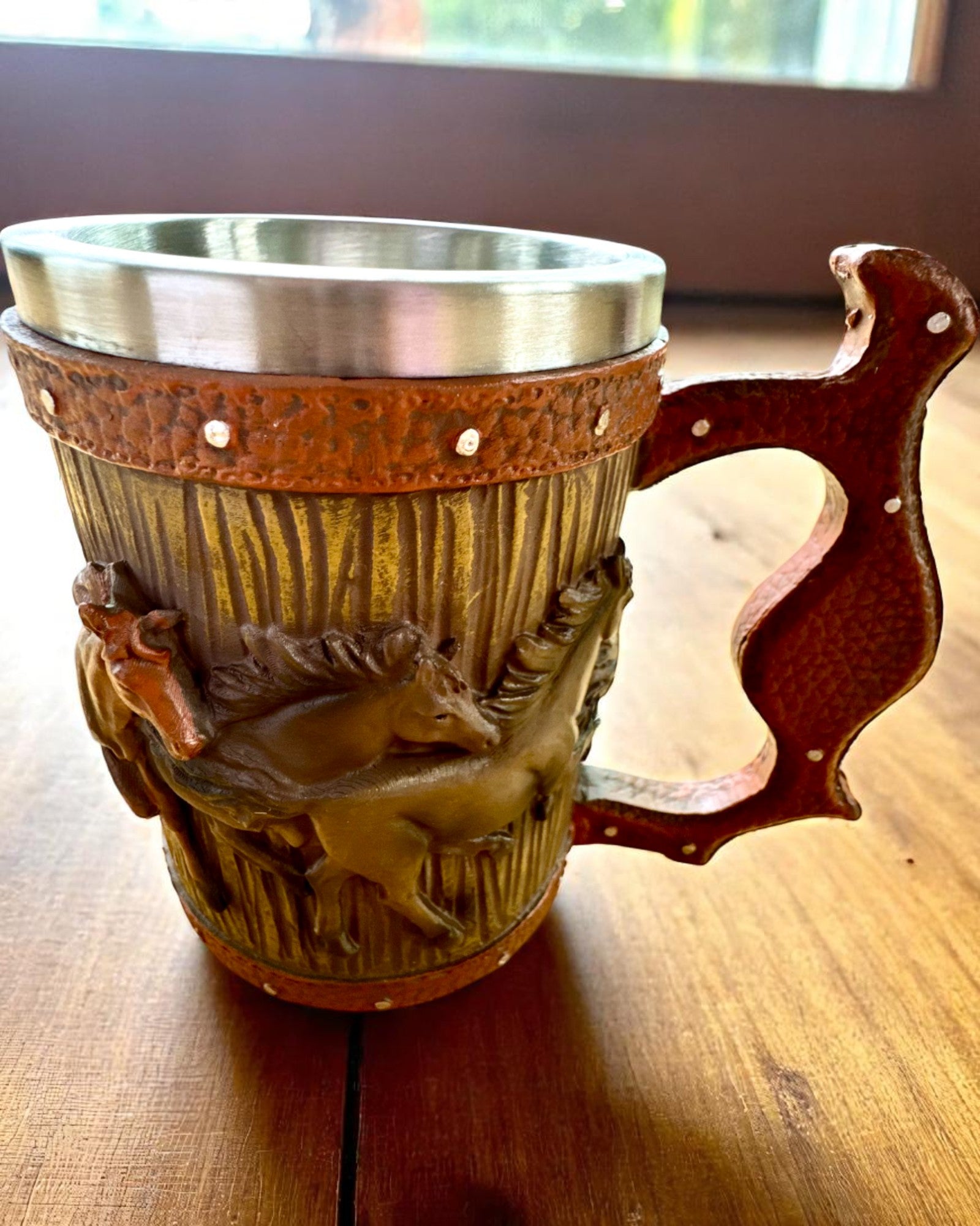 Caneca com Motivo de Cavalos, 330 ml, possibilidade de personalização com gravação para presente