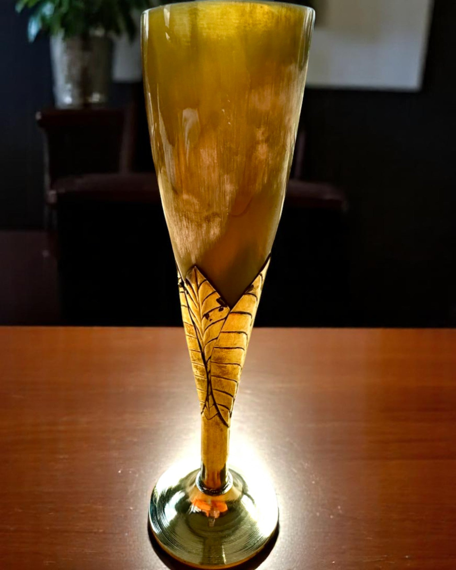 Cálice "O Espírito do Artesanato" de chifre de búfalo e latão – feito à mão na Índia, 22 cm, possibilidade de personalização com gravação para presente