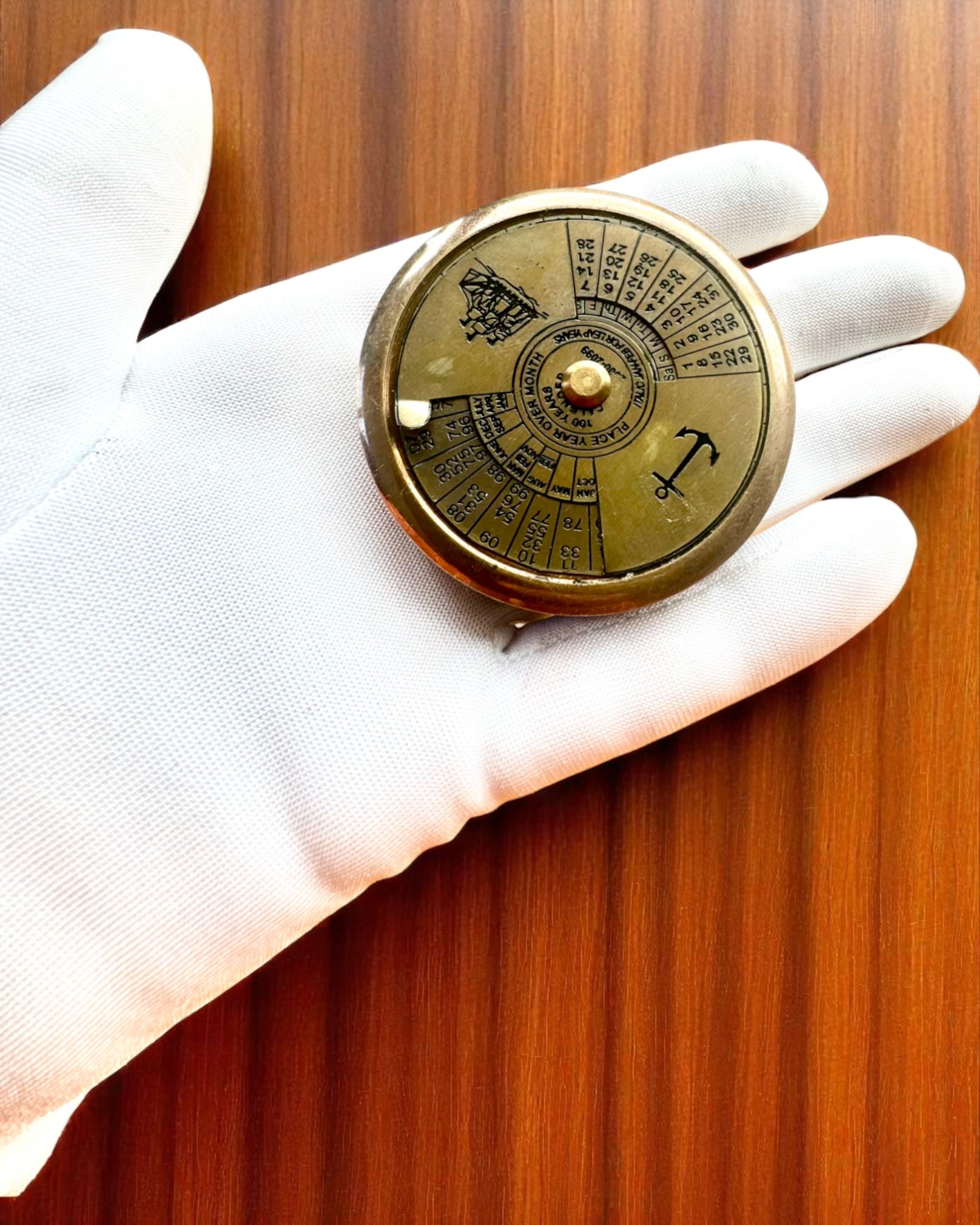 Mini Calendário Capitão "Navigator" – decoração em latão com a alma da navegação, opção de gravação para presente, 5 cm de diâmetro