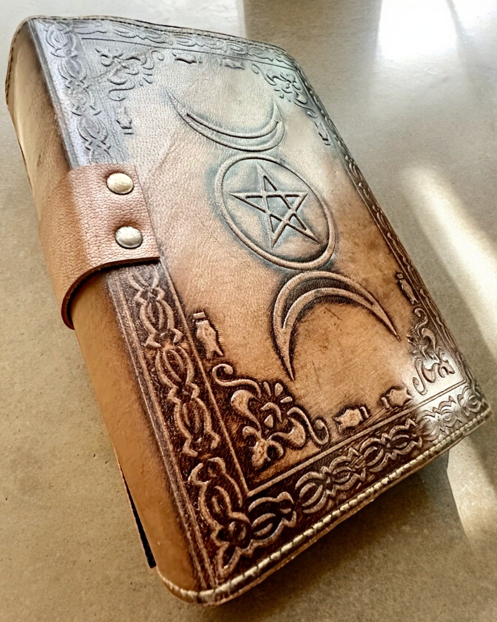 Dziennik Premium, Padrão Antigo, Caderno de Couro "Magiczna Kronika" 200 páginas, 2 variantes à escolha, personalização com gravação