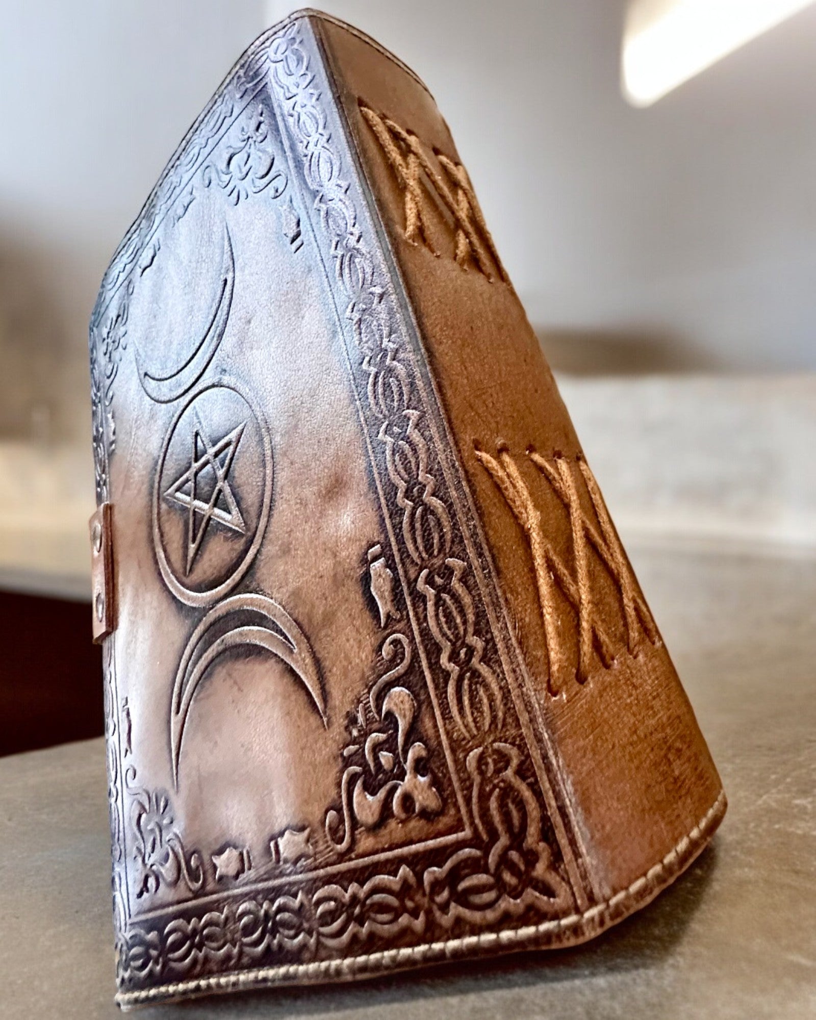 Dziennik Premium, Padrão Antigo, Caderno de Couro "Magiczna Kronika" 200 páginas, 2 variantes à escolha, personalização com gravação