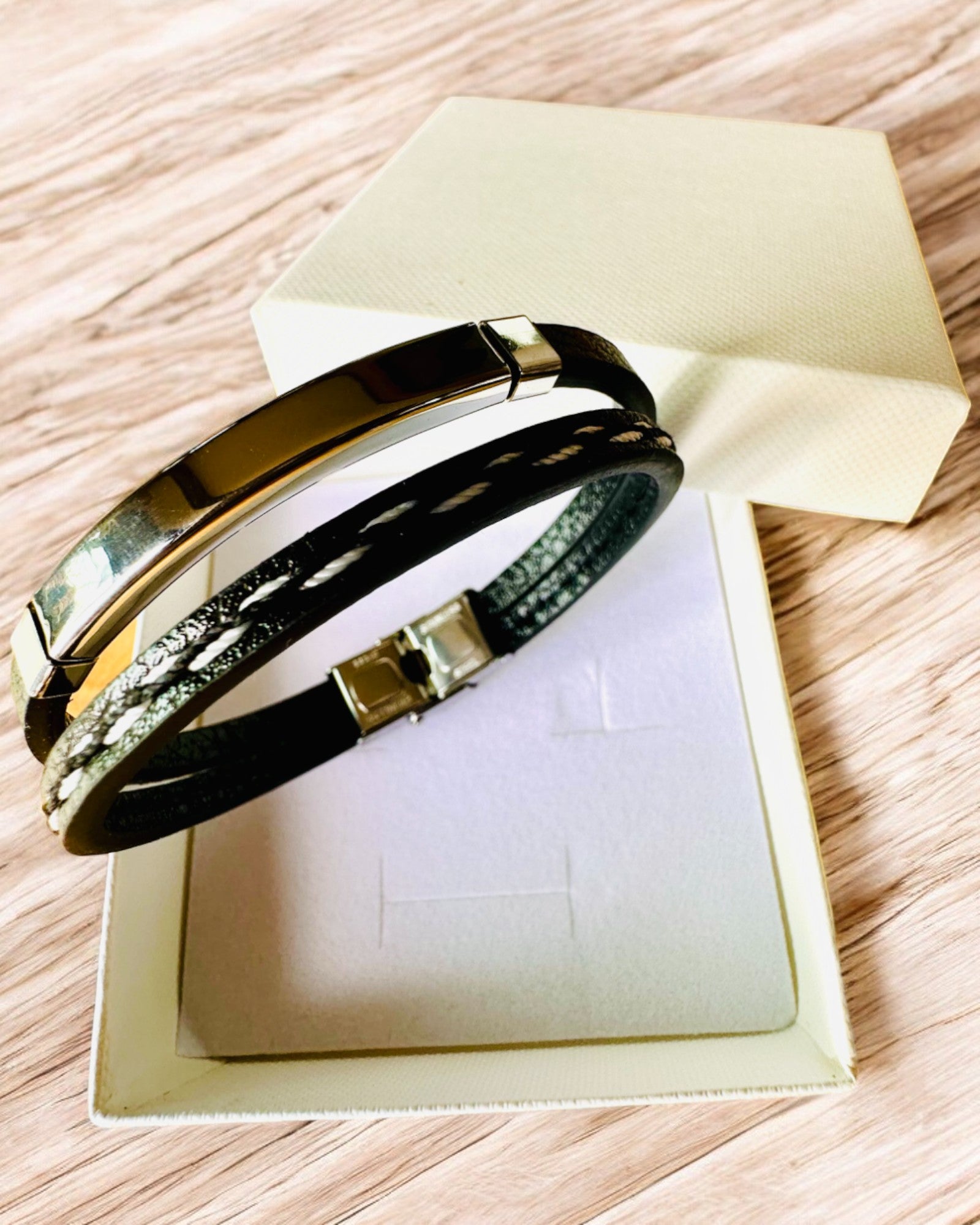 Pulseira Desportiva de Pele PU e Aço Inoxidável com Possibilidade de Gravação – 3 Cores