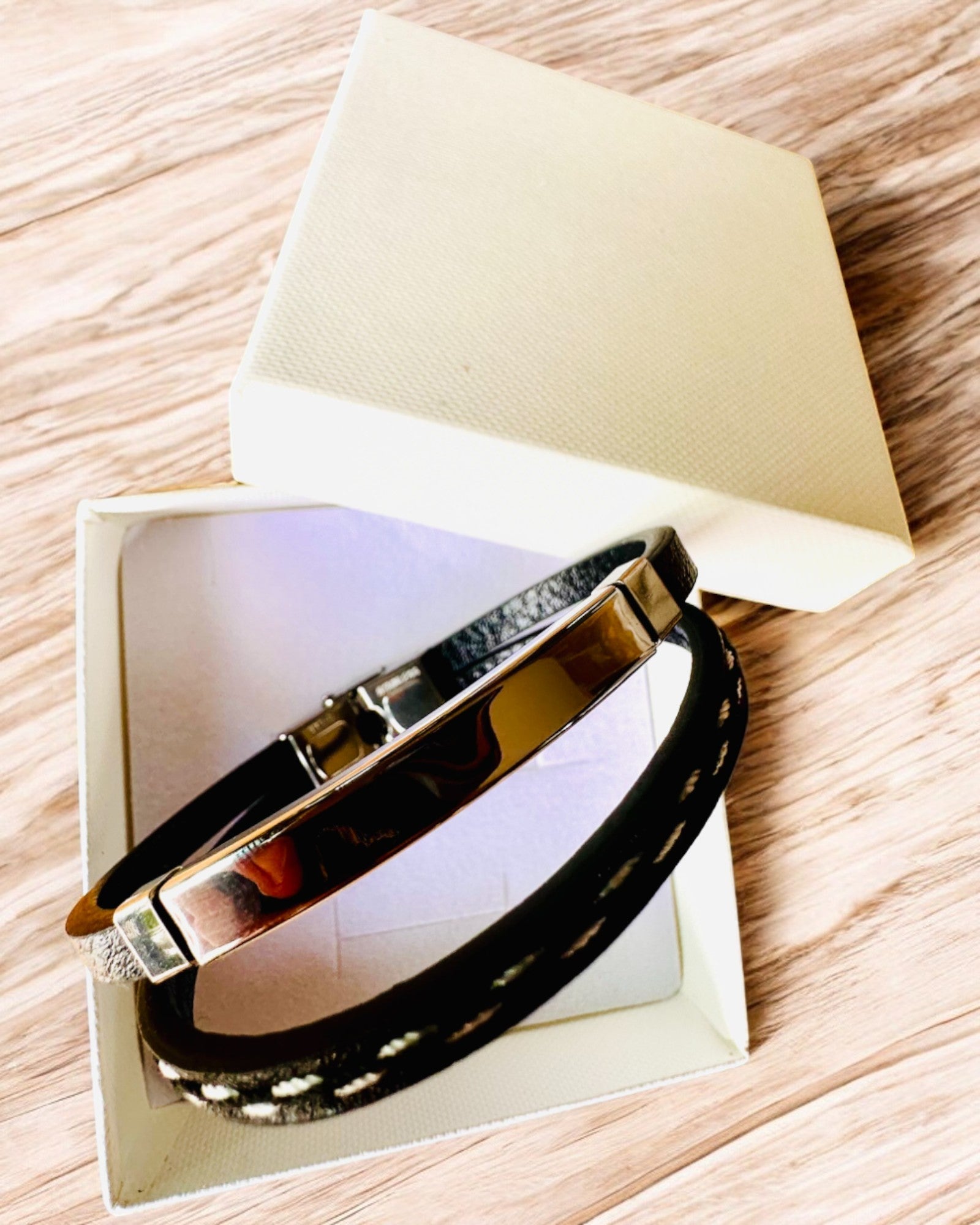 Pulseira Desportiva de Pele PU e Aço Inoxidável com Possibilidade de Gravação – 3 Cores