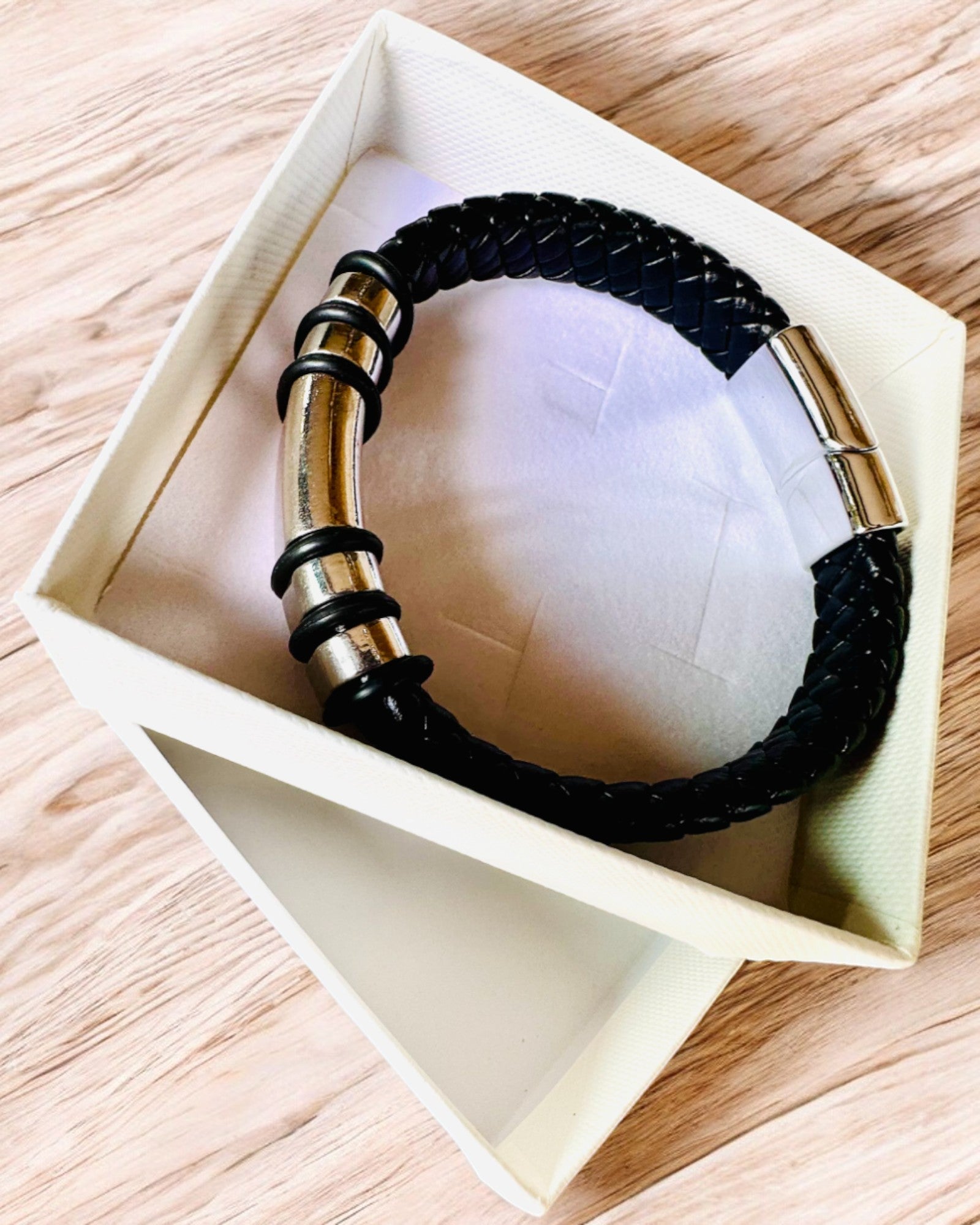 Pulseira Hip Hop Moderna para Homens com Gravação Personalizada e Fecho Magnético – Escolha o Estilo com Acabamentos em Prata ou Ouro, 22cm Couro PU