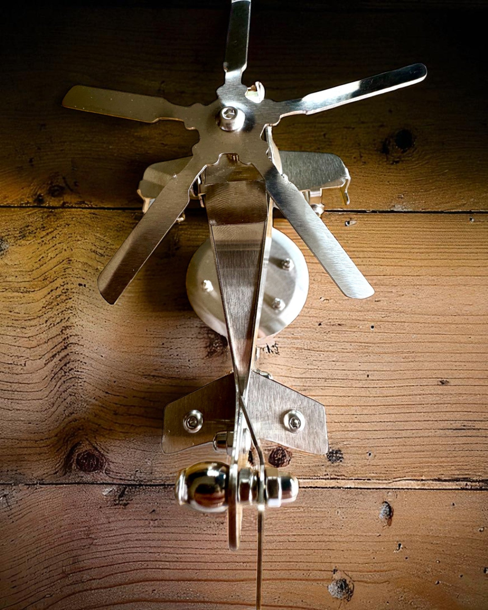 Modelo Metálico de Helicóptero "SkyRider" – Suporte de Secretária Ajustável com Personalização Gravada para Presente