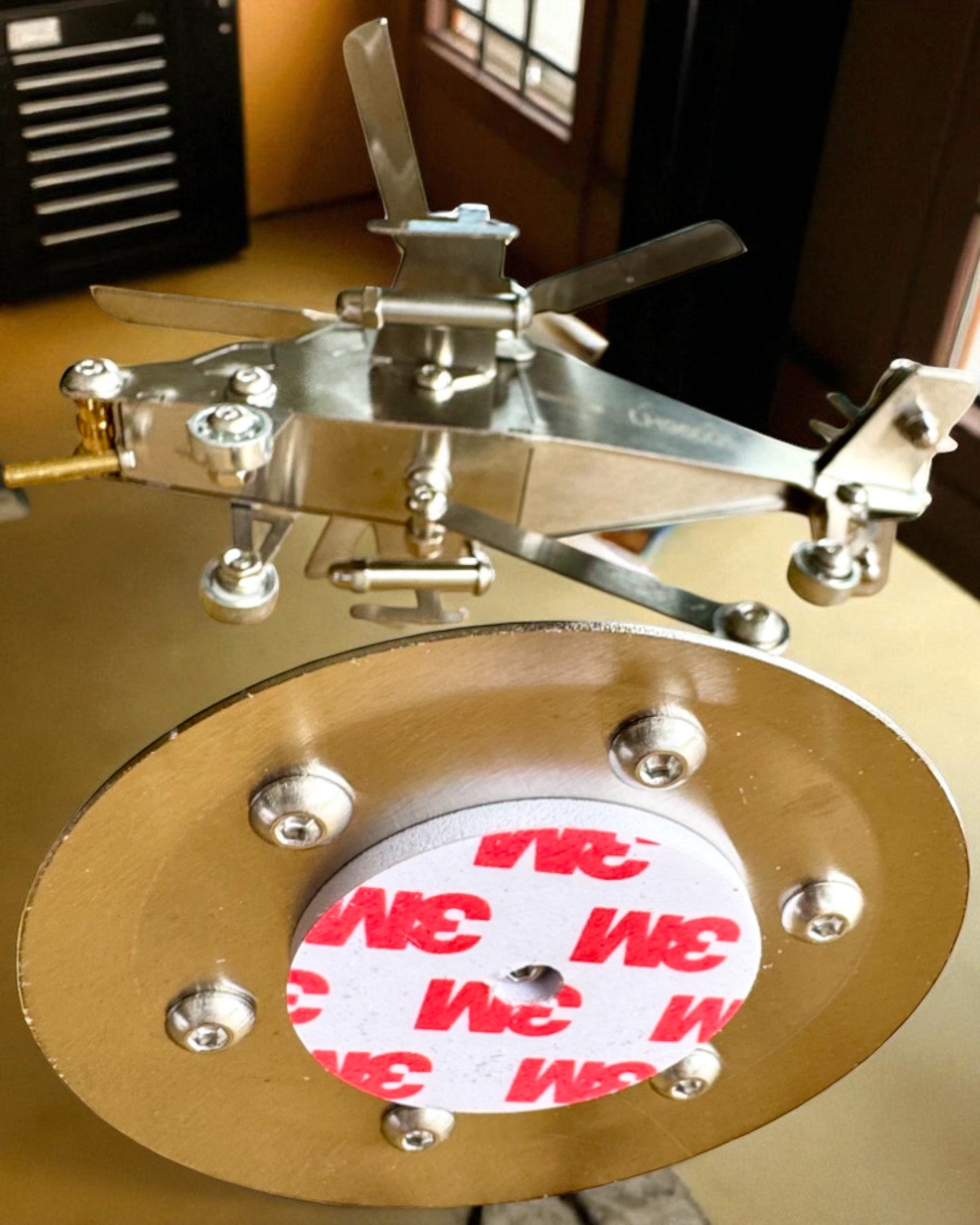 Modelo Metálico de Helicóptero "SkyRider" – Suporte de Secretária Ajustável com Personalização Gravada para Presente