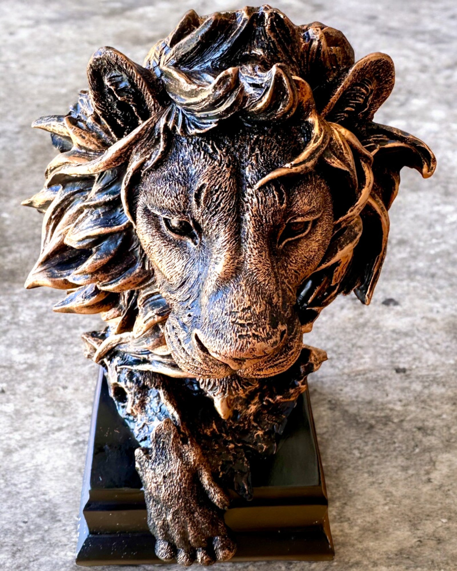 Leão Real - Figura Decorativa Majestosa com Possibilidade de Gravação, 2 variantes de cores à escolha, para presente