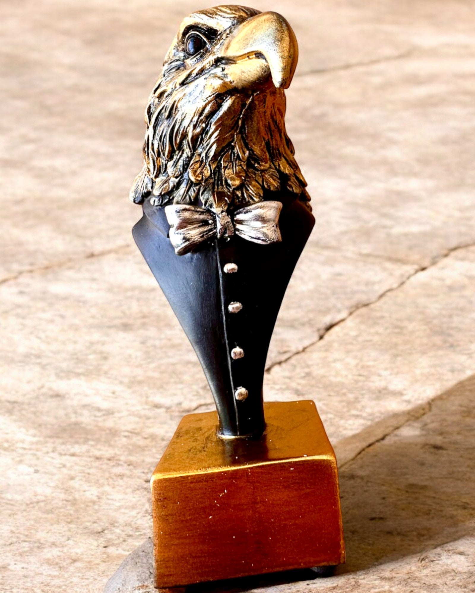 Figura de Cabeça de Águia Büffel Warden – em Casaco Elegante com Opção de Gravação para presente