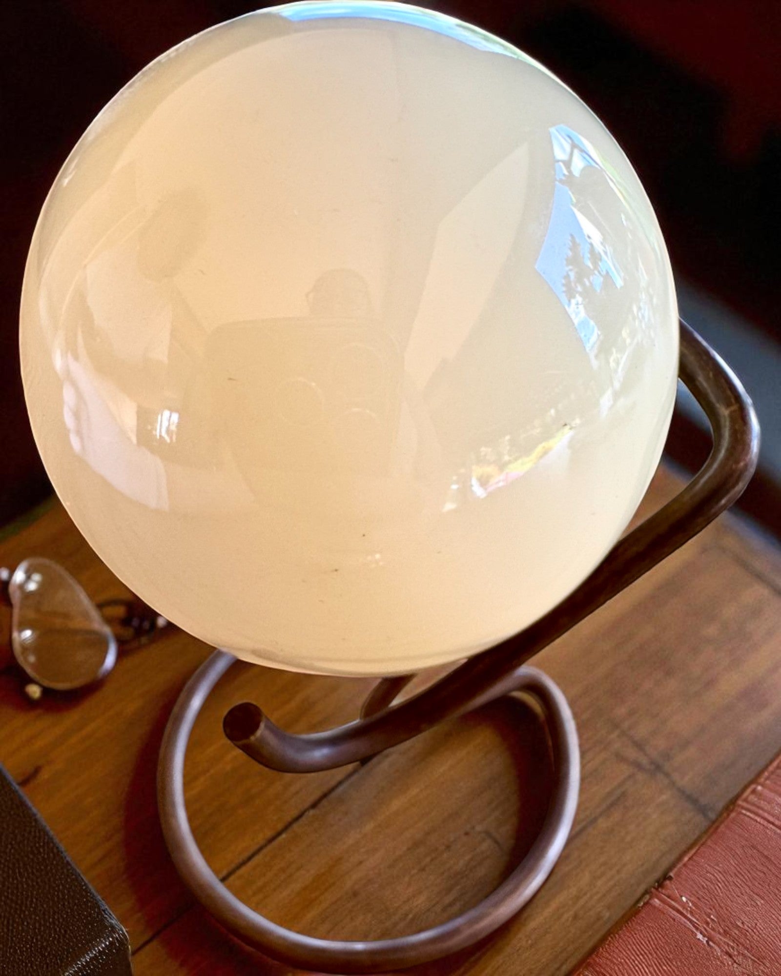 Bola de bilhar em suporte de latão, possibilidade de personalização com gravação para presente