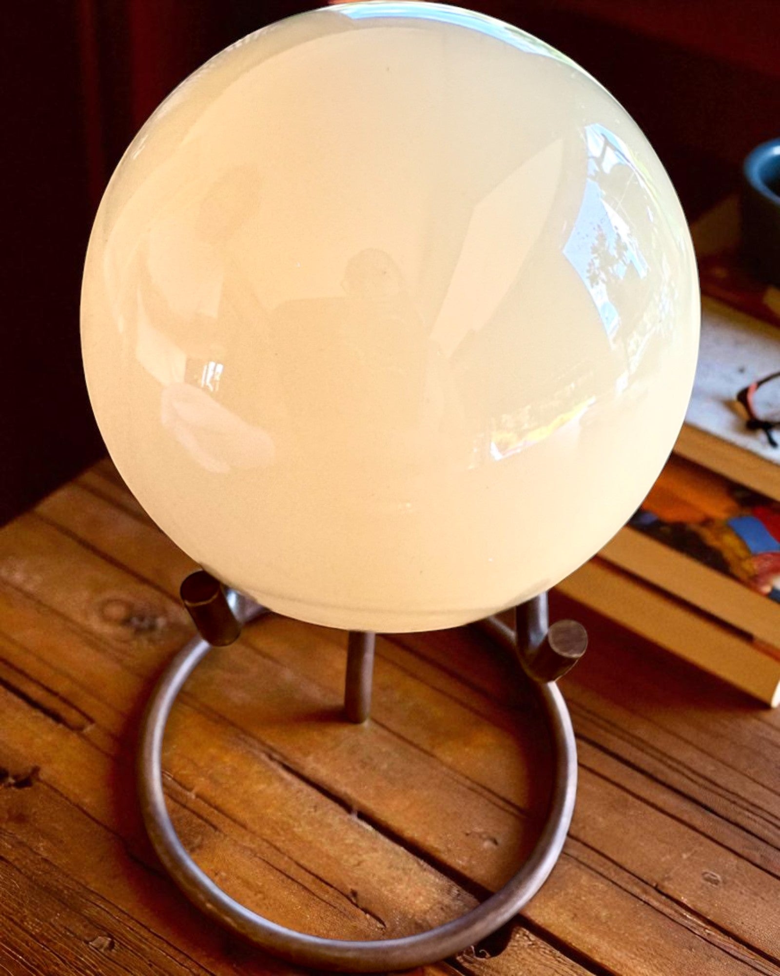 Bola de bilhar em suporte de latão, possibilidade de personalização com gravação para presente