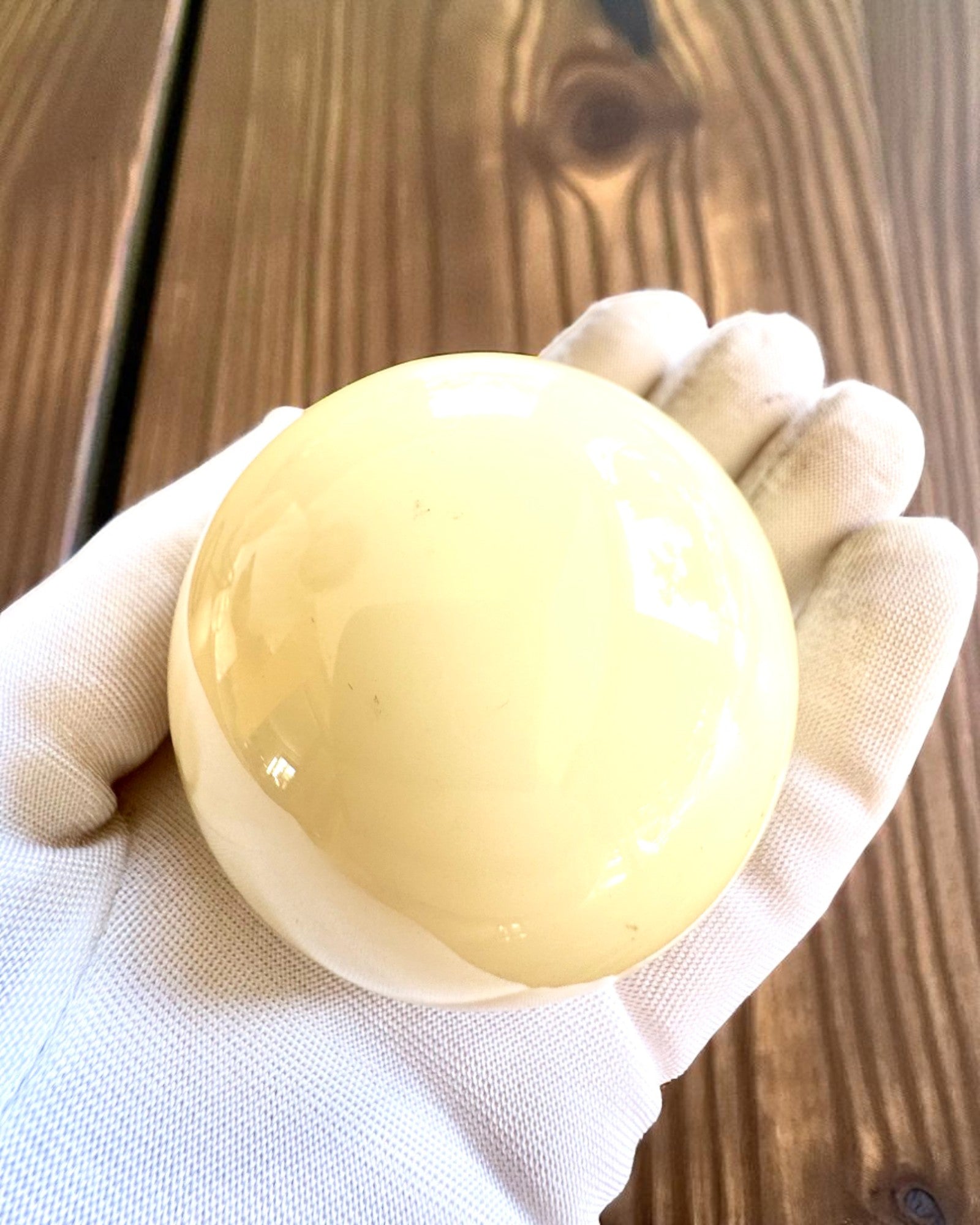 Bola de bilhar em suporte de latão, possibilidade de personalização com gravação para presente