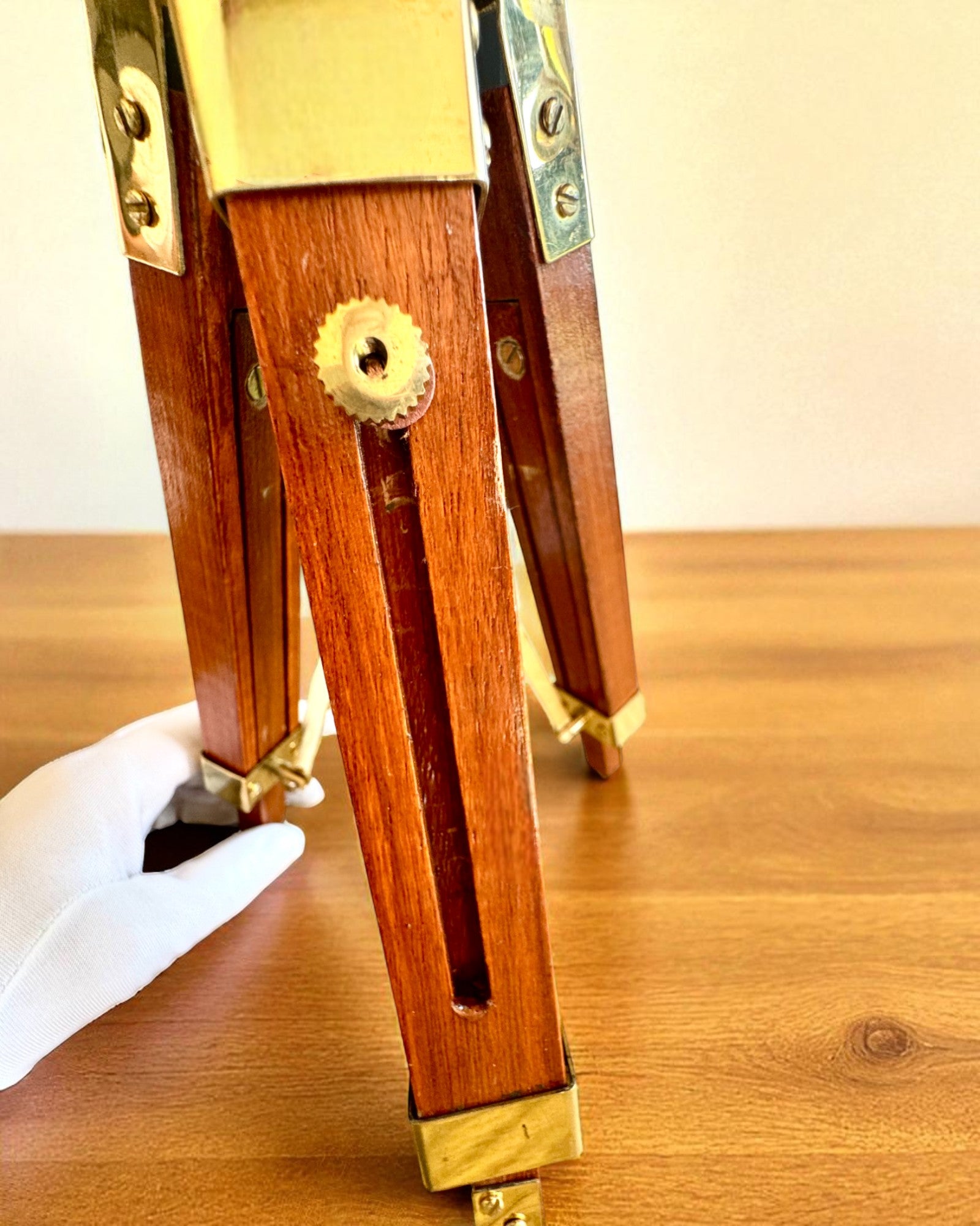 Telescópio Celestial em suporte de madeira 41 cm, possibilidade de personalização com gravação como presente