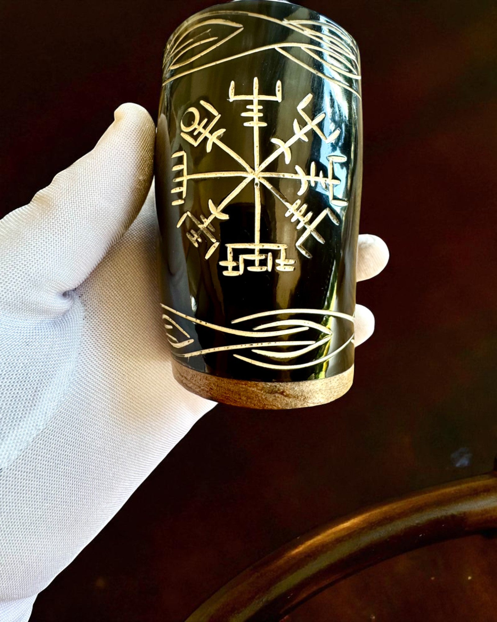 Valknut Pequeno copo de chifre de búfalo feito à mão com símbolos nórdicos, possibilidade de personalização para presente com gravação