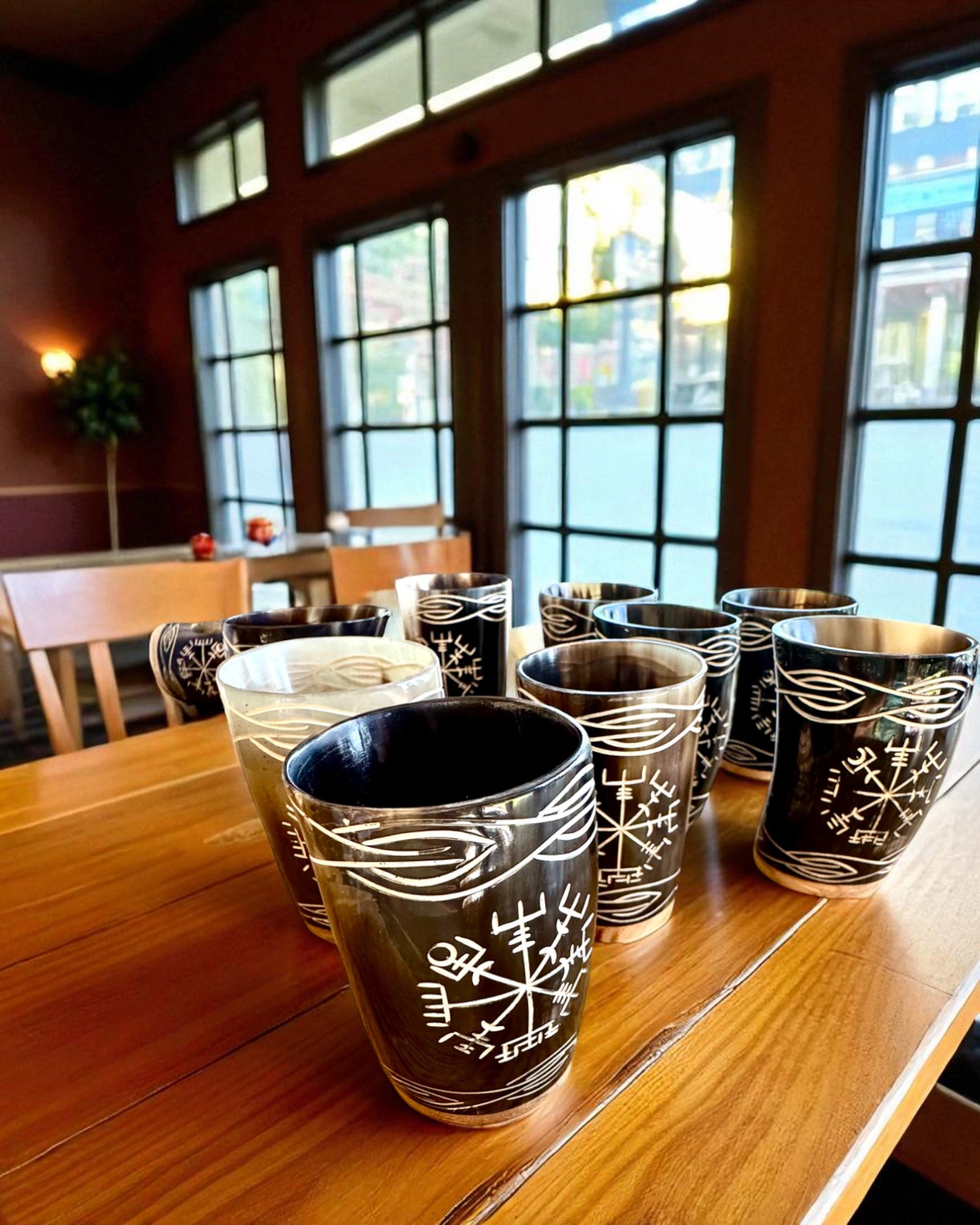 Valknut Pequeno copo de chifre de búfalo feito à mão com símbolos nórdicos, possibilidade de personalização para presente com gravação