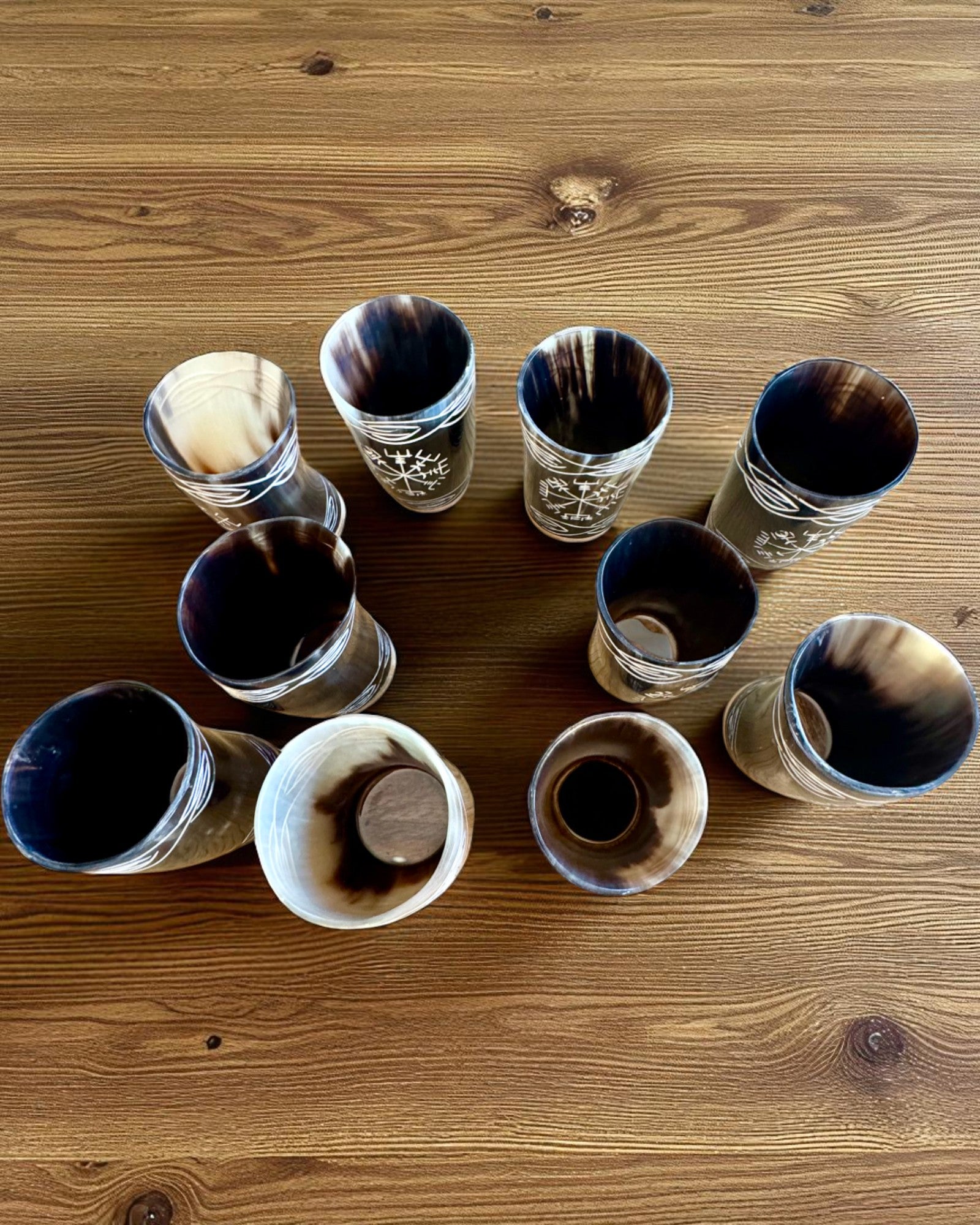 Valknut Pequeno copo de chifre de búfalo feito à mão com símbolos nórdicos, possibilidade de personalização para presente com gravação