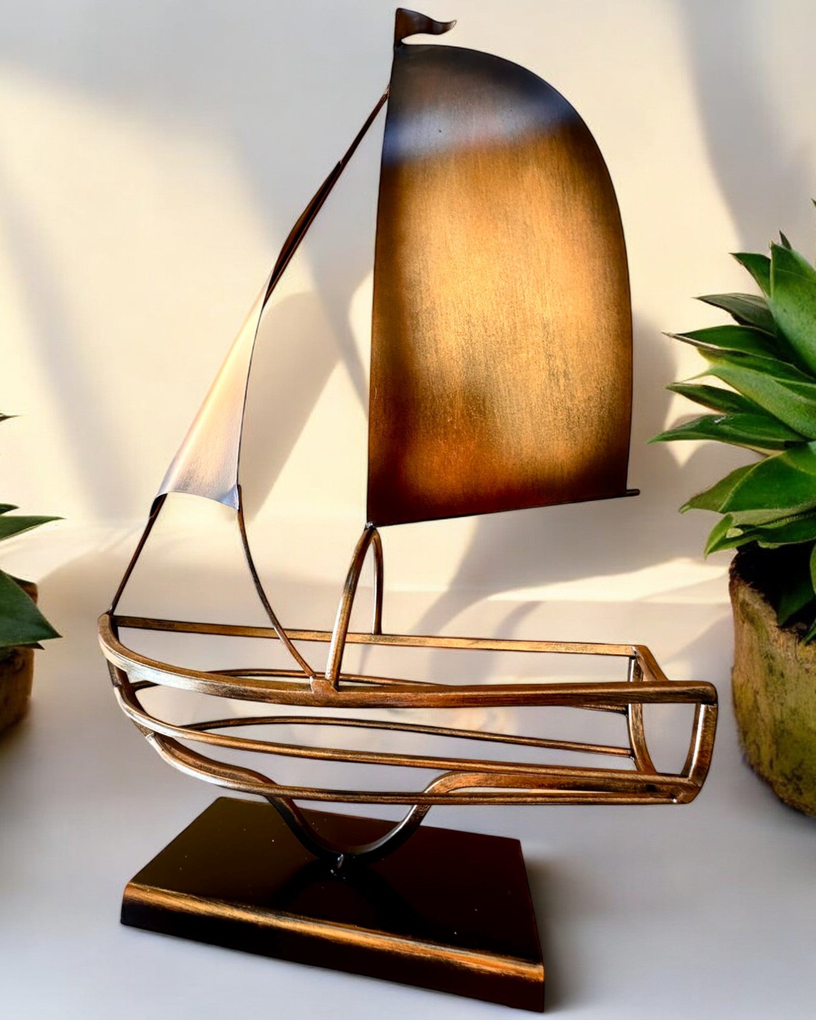 Suporte de Vinho Metálico 45 cm de altura, "Fantasia Náutica" - em Forma de Veleiro com Possibilidade de Gravação para presente