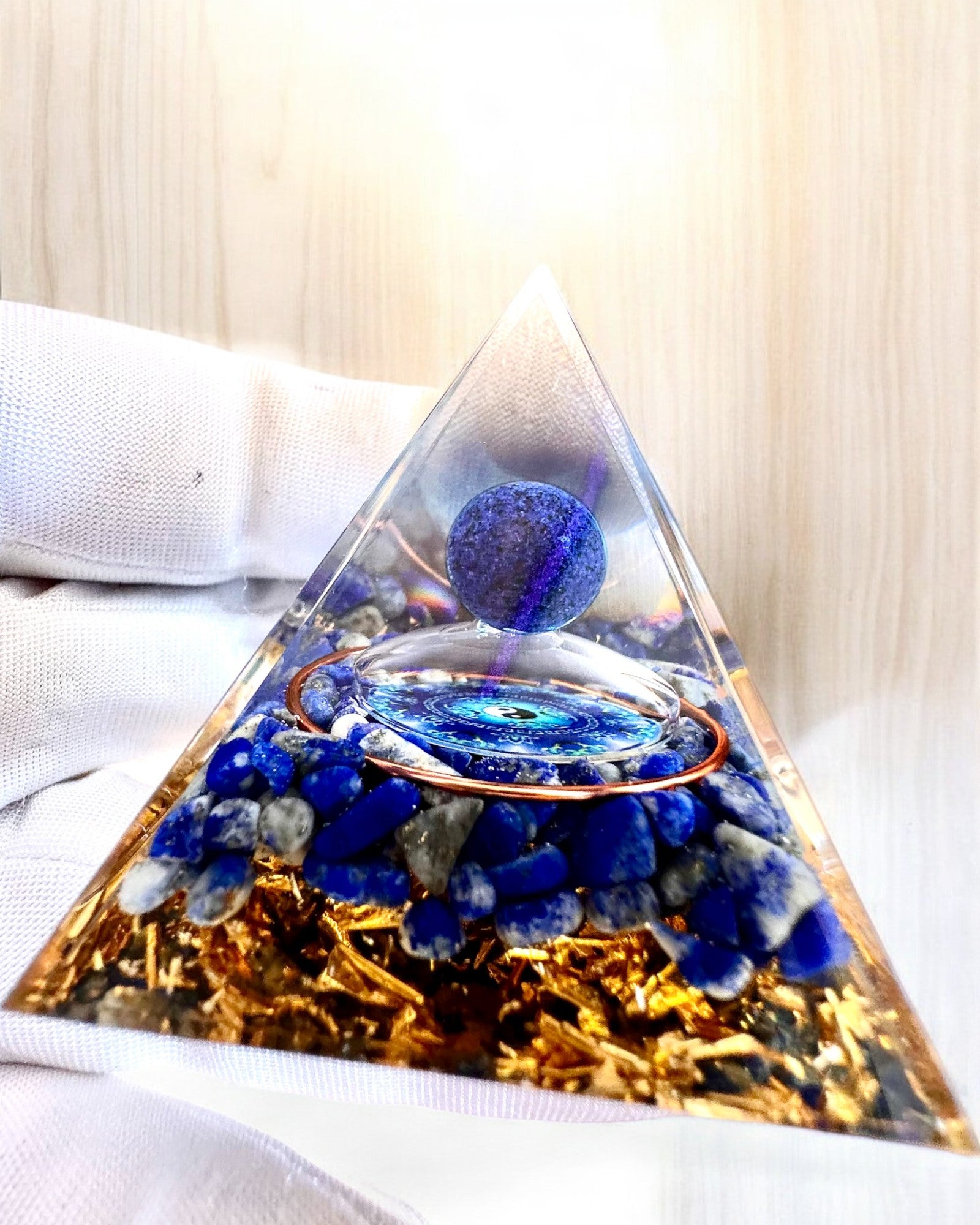 Pirâmide Energética orgonite "Zenith" com Lápis-Lazúli, ideal para presente