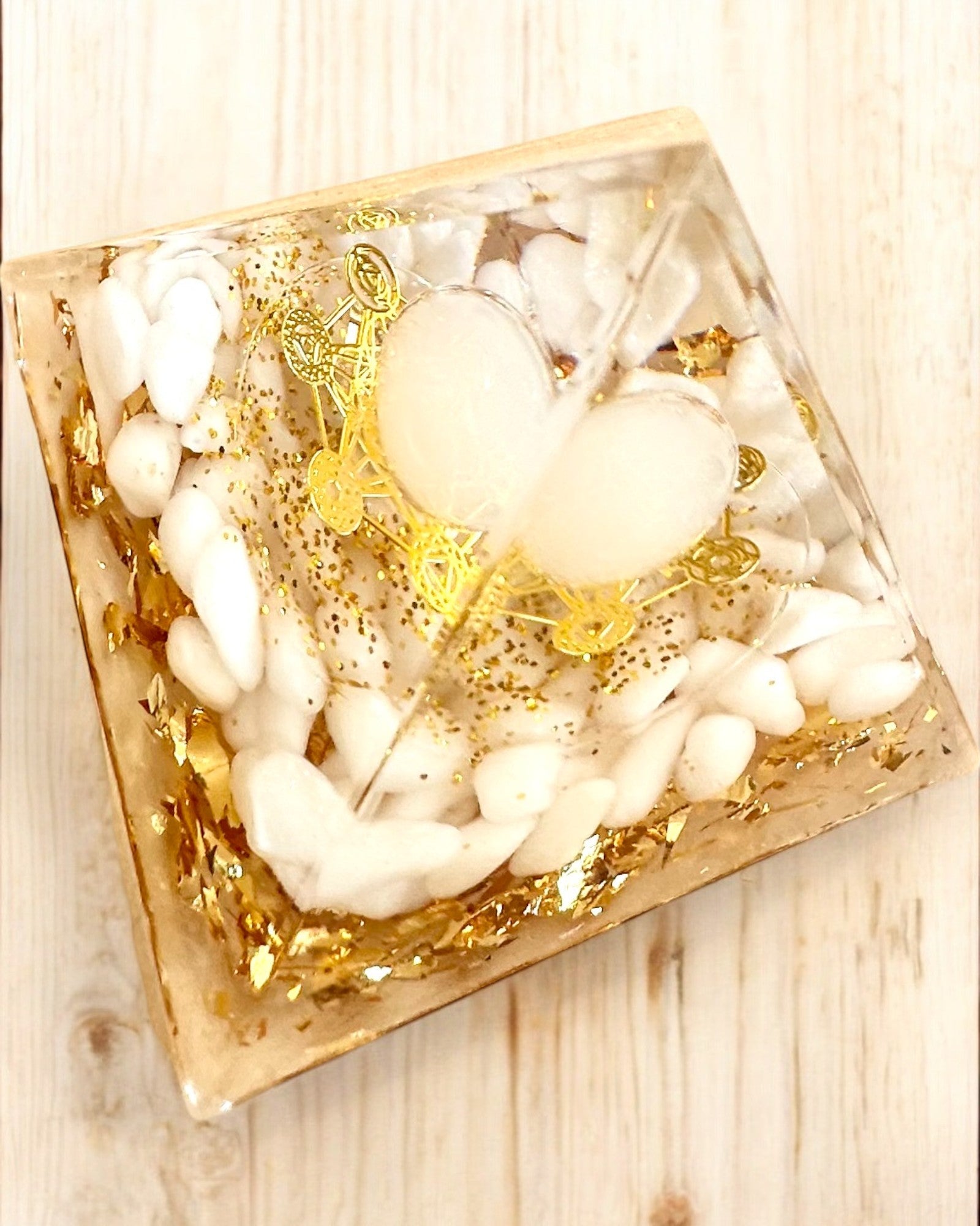 Pirâmide Energética de Orgonite com Pedras Brancas - "Golden Harmony", ideal para presente