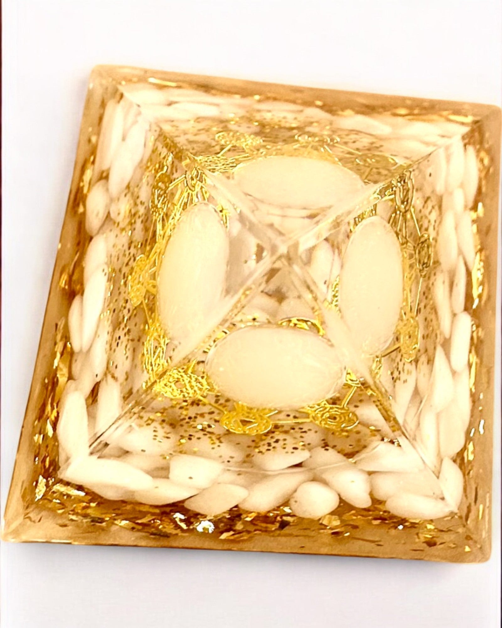 Pirâmide Energética de Orgonite com Pedras Brancas - "Golden Harmony", ideal para presente