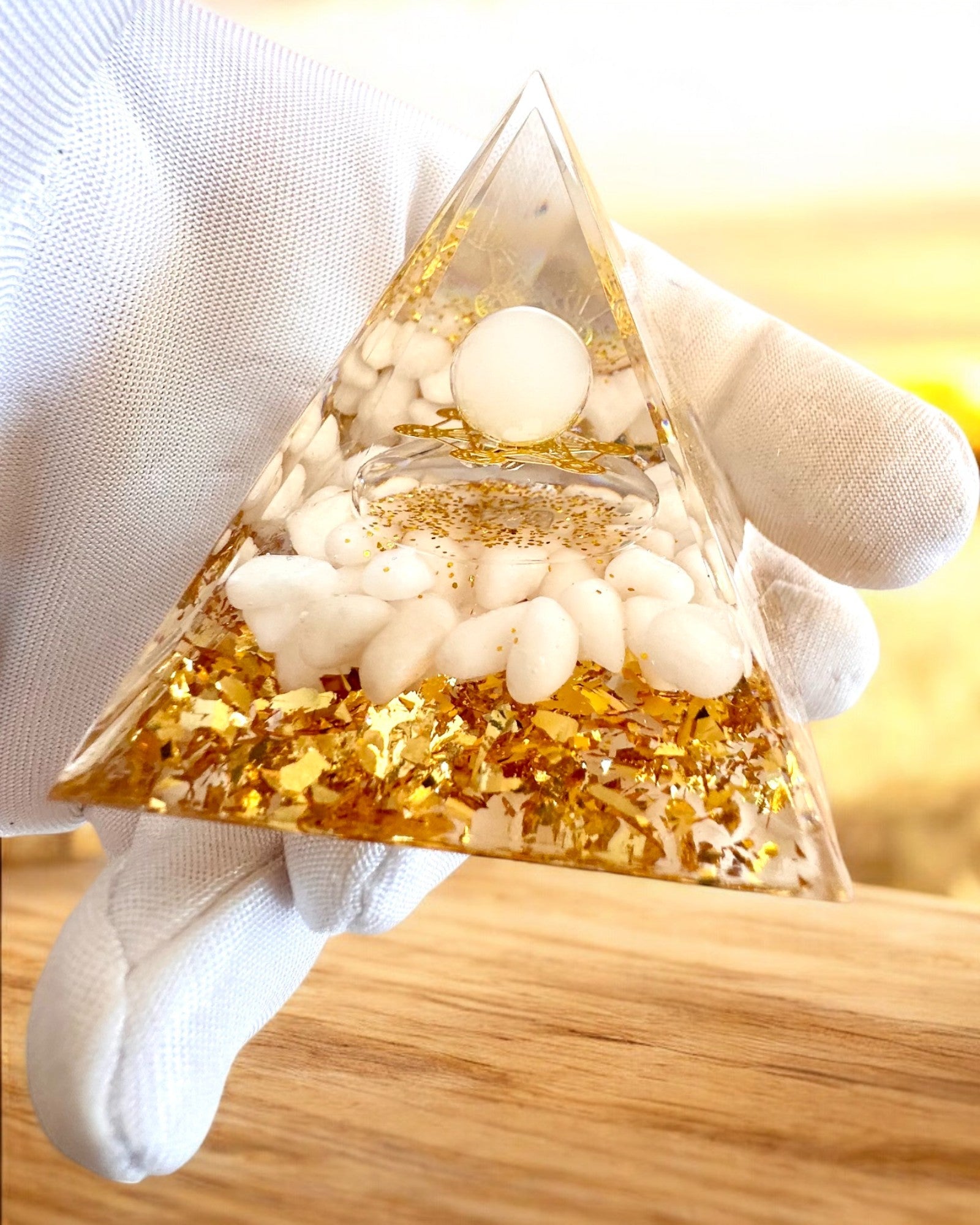 Pirâmide Energética de Orgonite com Pedras Brancas - "Golden Harmony", ideal para presente