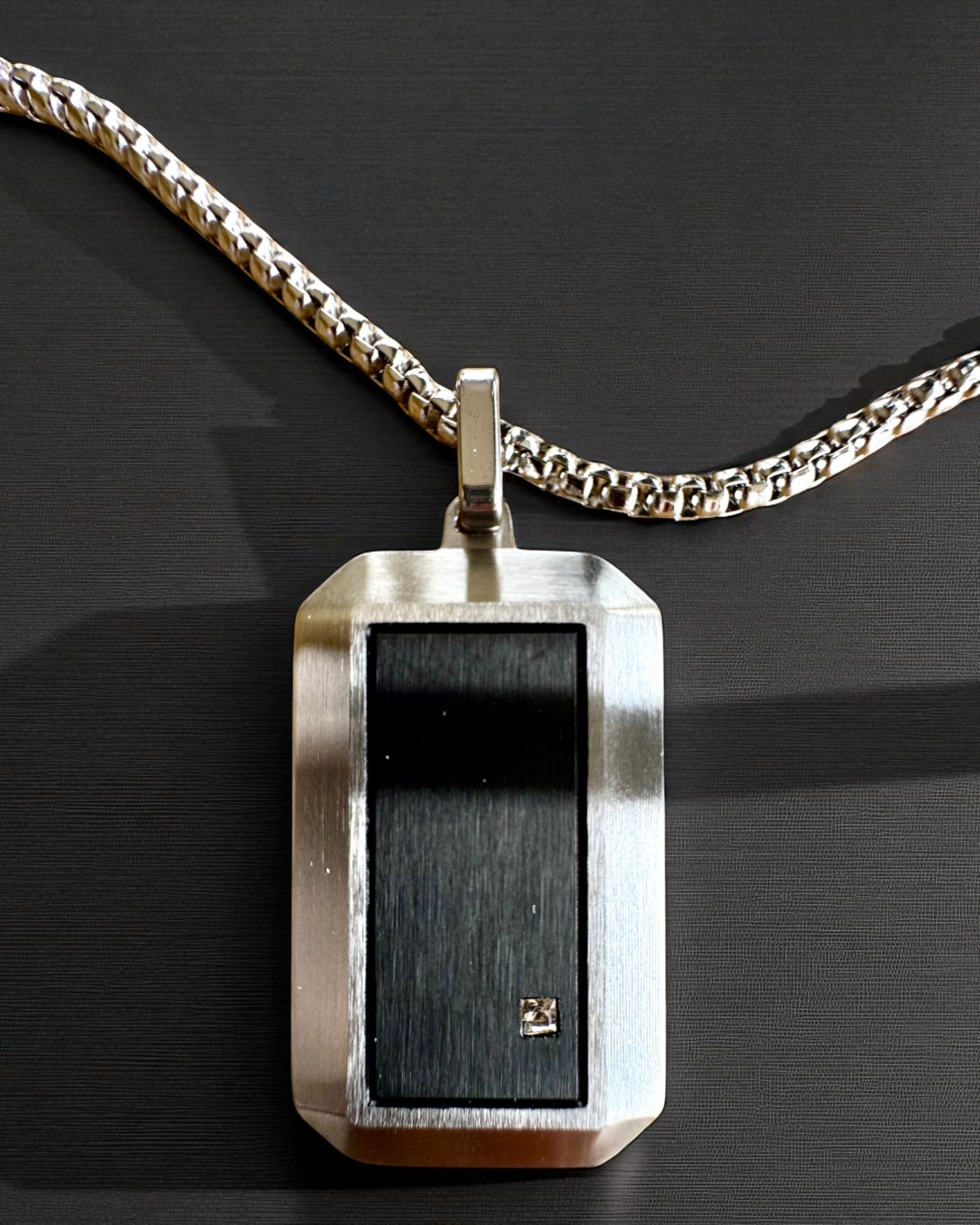 Colar masculino Dog Tag "SteelVision" – aço inoxidável, 15 variantes, personalização com gravação