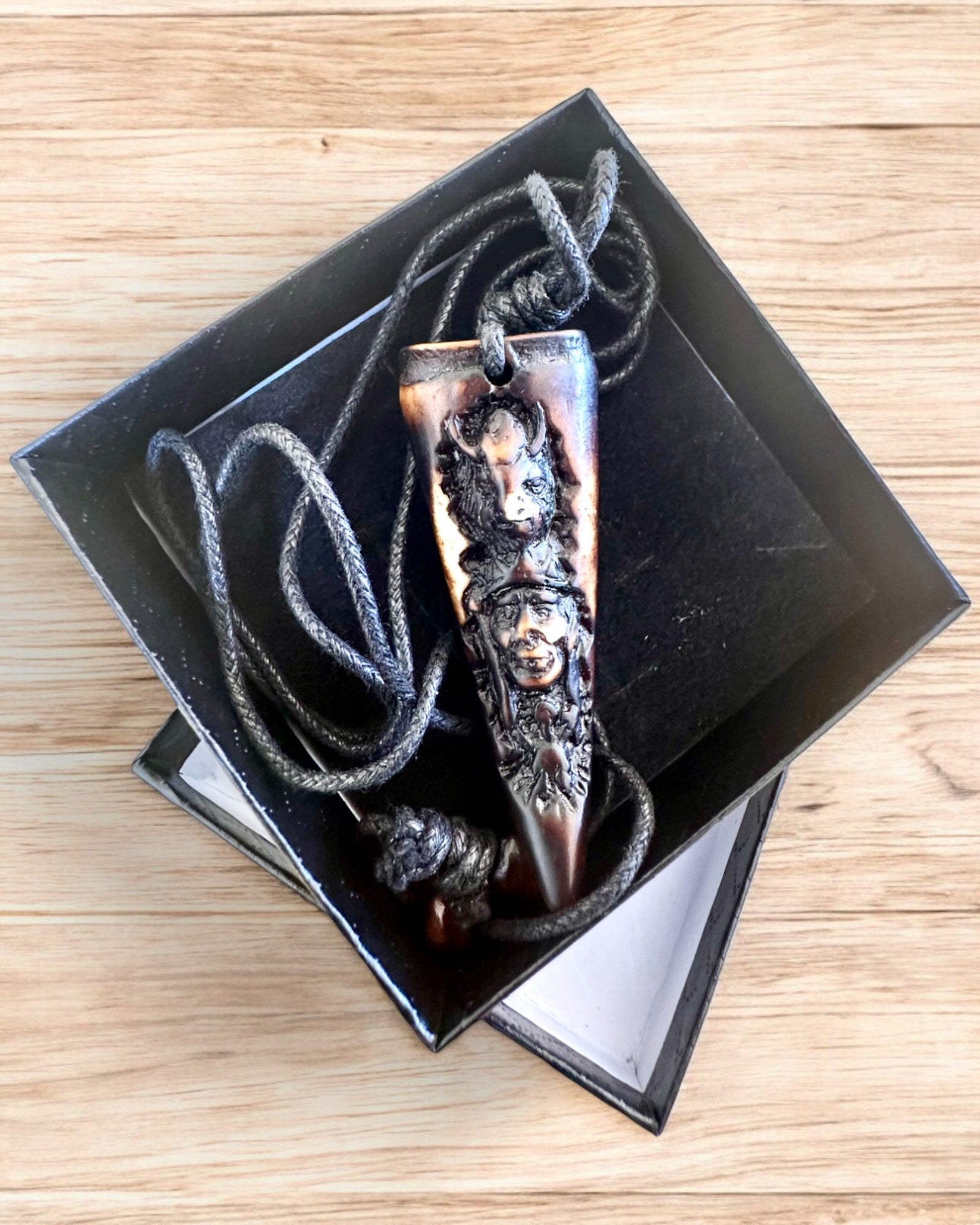 Colar Canino de Lobo, amuleto de Resina - Força Mística da Natureza, possibilidade de personalização com gravação para presente