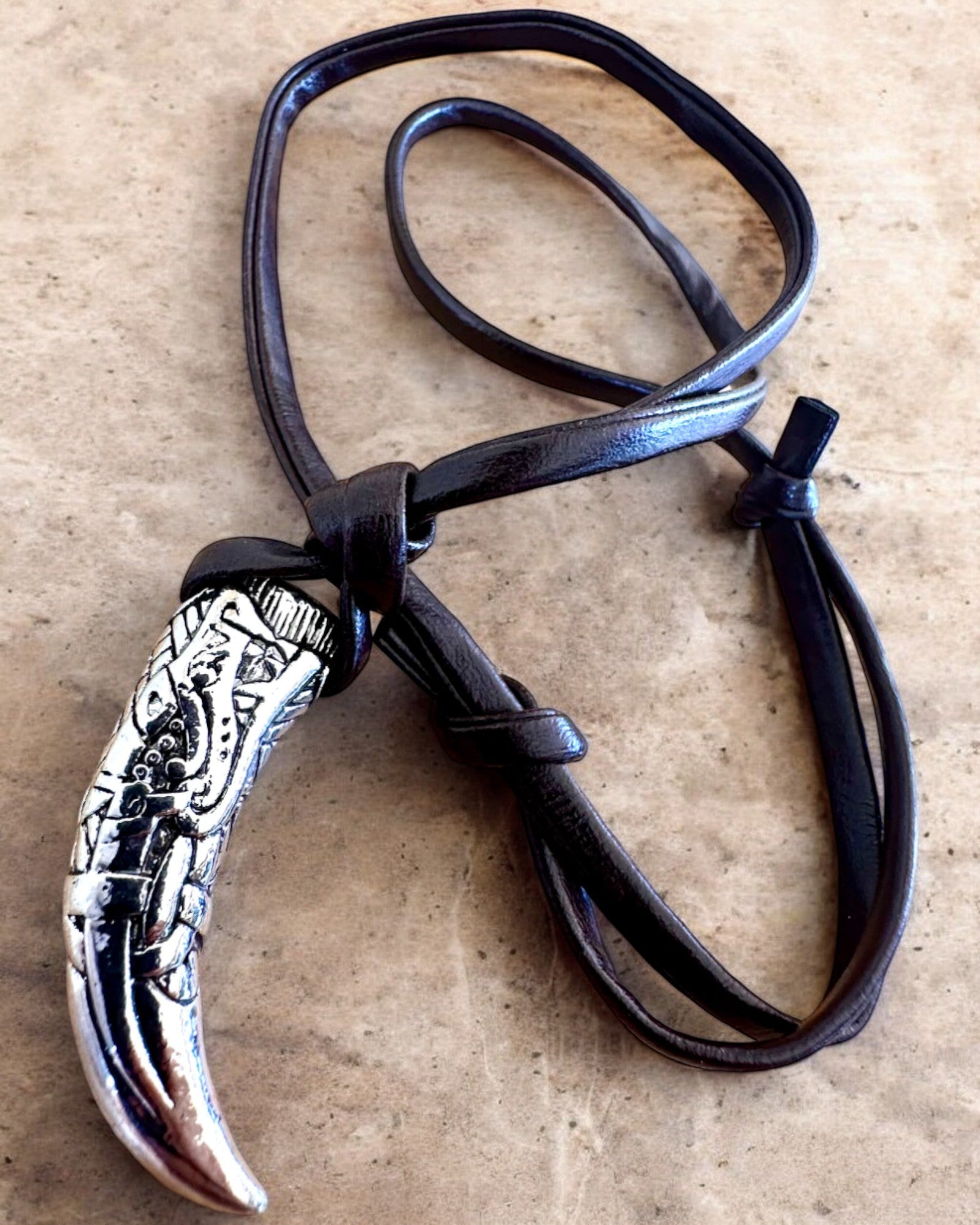 Canino de Lobo em aço inoxidável – Amuleto da Coragem, colar com possibilidade de personalização com gravação para presente