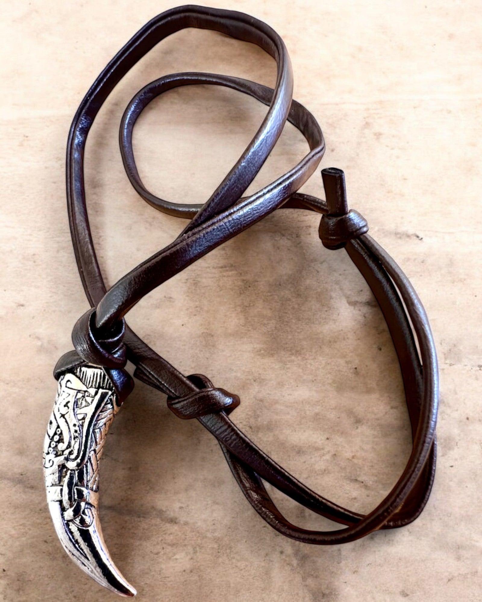 Canino de Lobo em aço inoxidável – Amuleto da Coragem, colar com possibilidade de personalização com gravação para presente