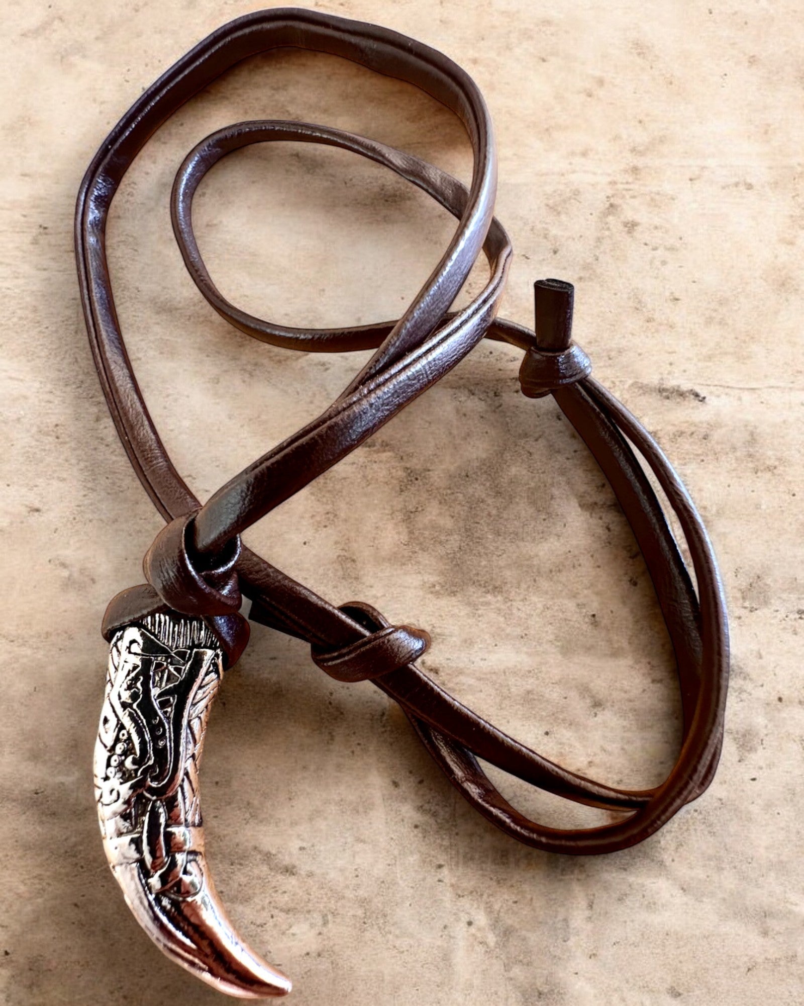 Canino de Lobo em aço inoxidável – Amuleto da Coragem, colar com possibilidade de personalização com gravação para presente