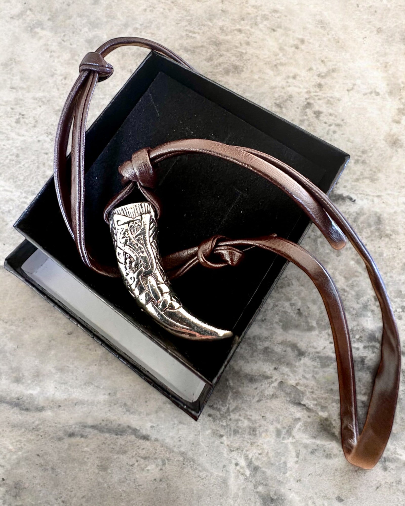 Canino de Lobo em aço inoxidável – Amuleto da Coragem, colar com possibilidade de personalização com gravação para presente