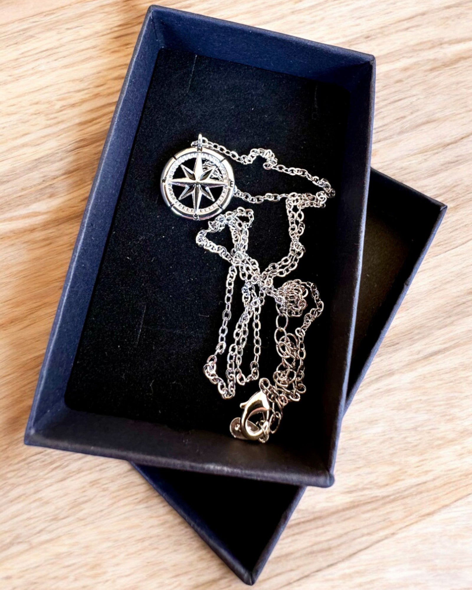 Colar de Prata com Pequeno Símbolo - Bússola "Viajante", possibilidade de personalização com gravação para presente