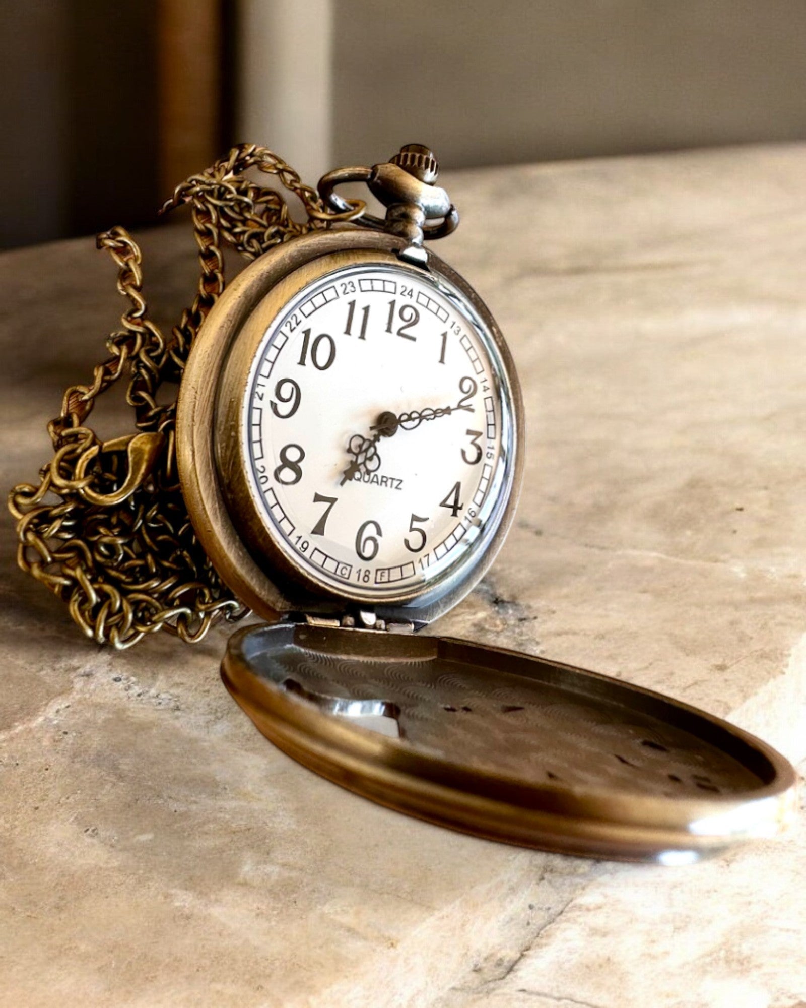 "Luna Wolf" – Relógio de Bolso Estiloso com Lobos, possibilidade de personalização com gravação para presente