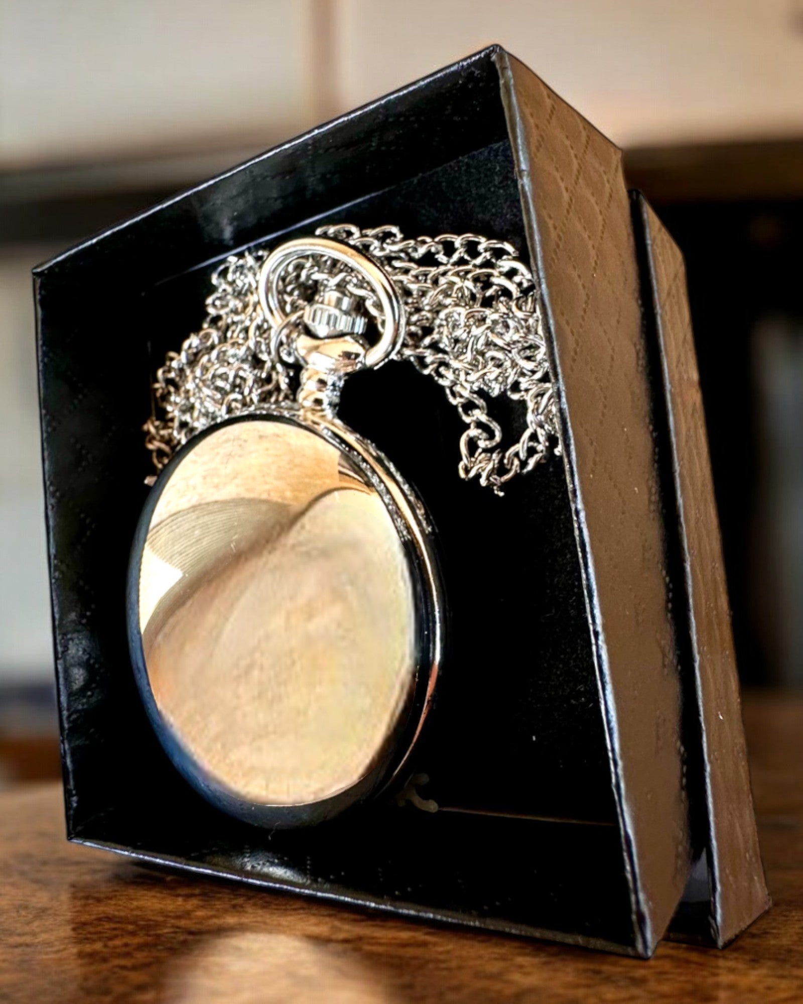 Elegante Relógio de Bolso "Clássico Temporal", cor prateada, possibilidade de personalização com gravação para presente