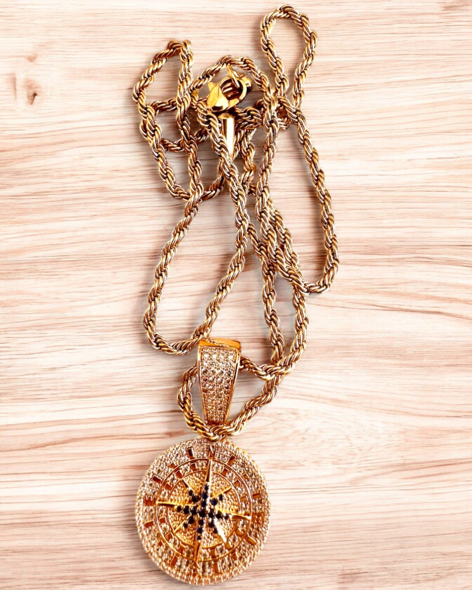 Colar com Pendente de Bússola em Estilo Glamour com Zircónias para Mulheres e Homens - 2 variantes à escolha, personalização com gravação para presente