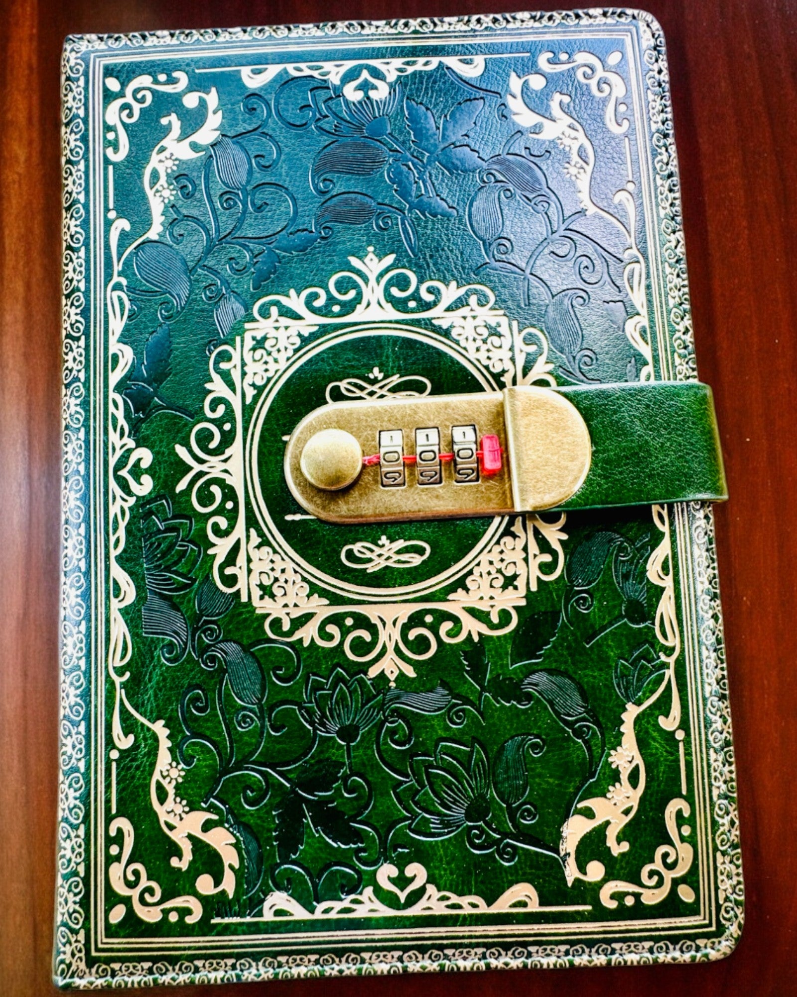 Exclusivo Caderno de Couro "Sekretnik" A5 com Fecho de Combinação - personalização com gravação