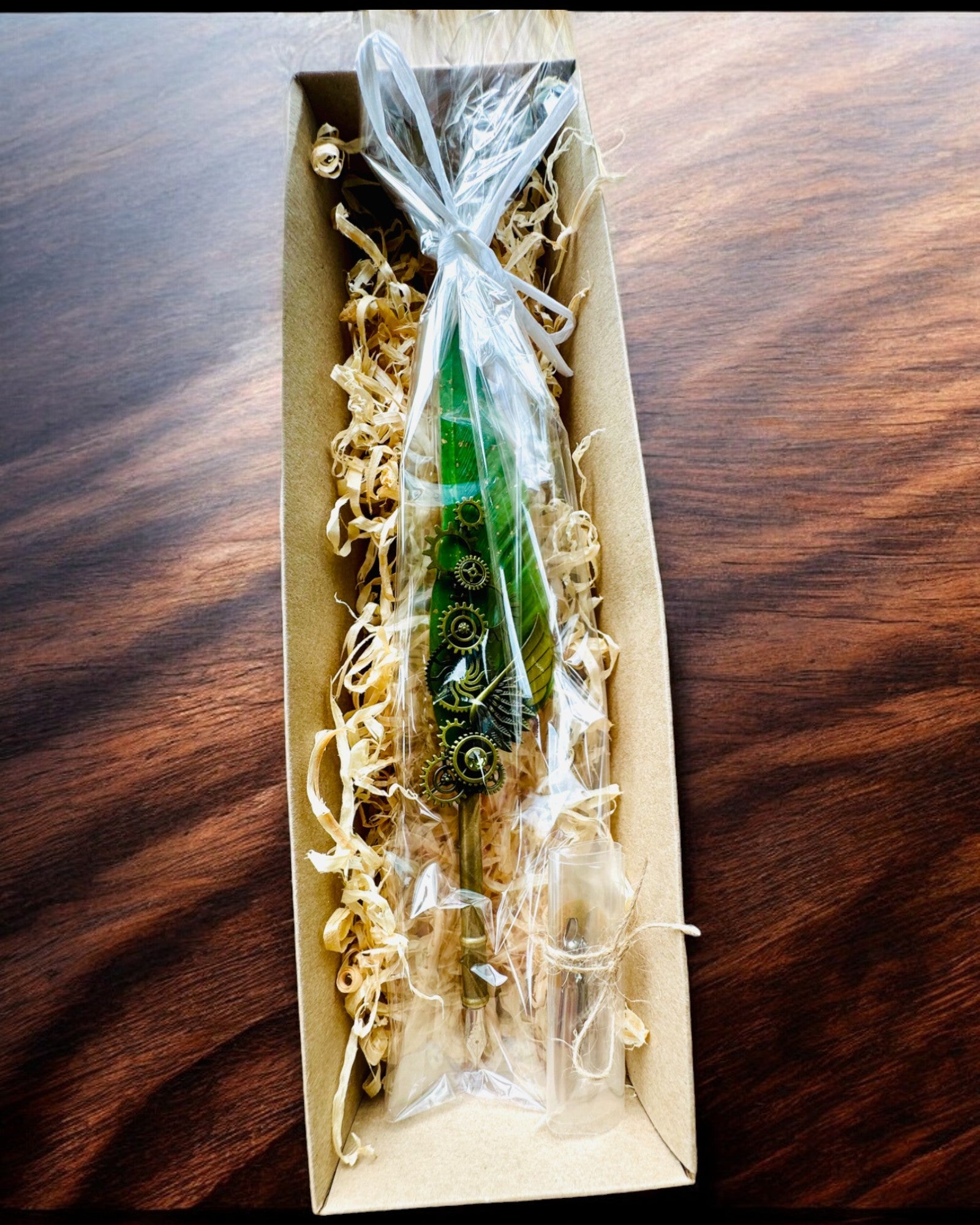Caneta Caligráfica "Elegância Steampunk" com Pena de Peru - Feita à Mão 5 variantes à escolha, personalização com gravação para presente