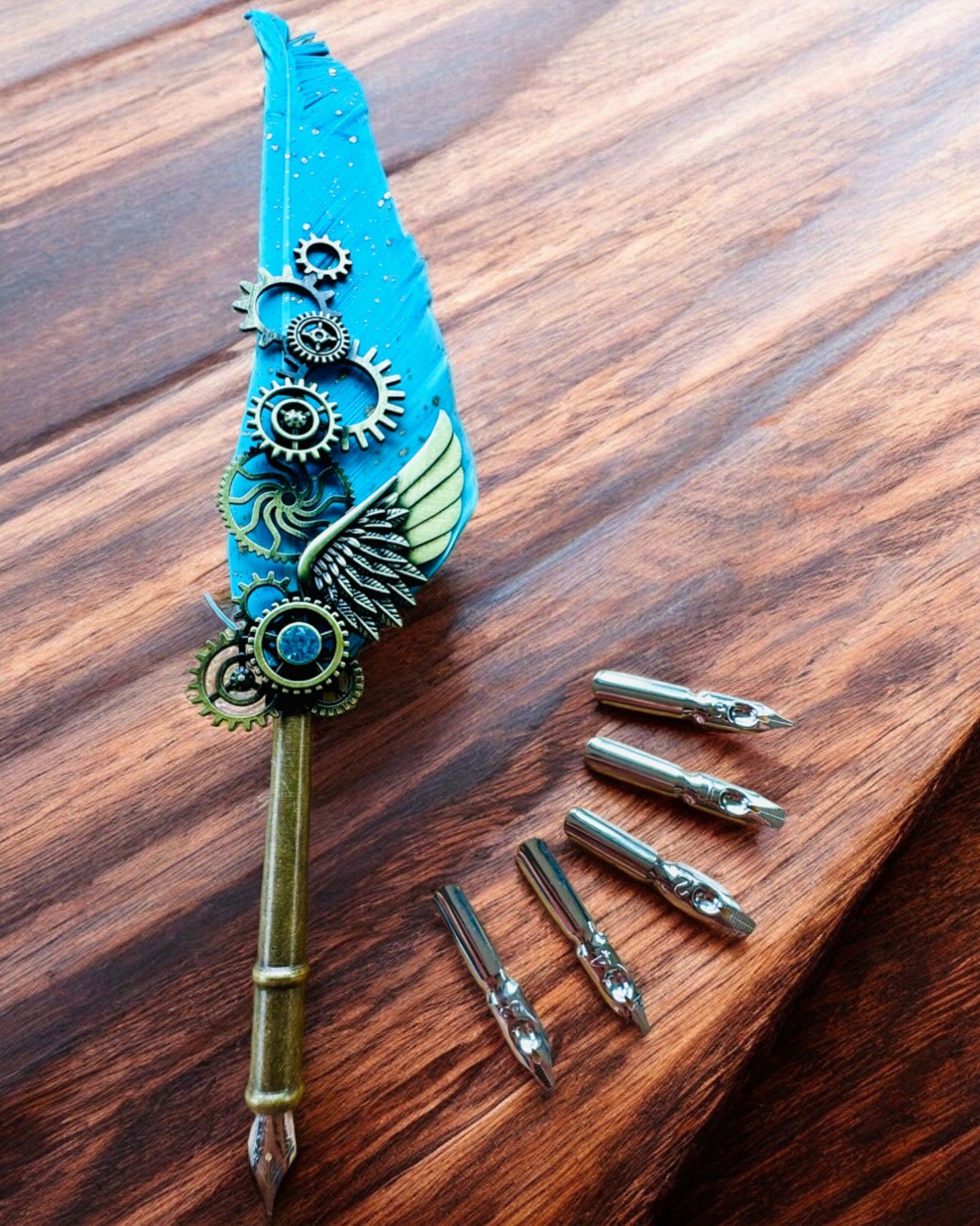 Caneta Caligráfica "Elegância Steampunk" com Pena de Peru - Feita à Mão 5 variantes à escolha, personalização com gravação para presente