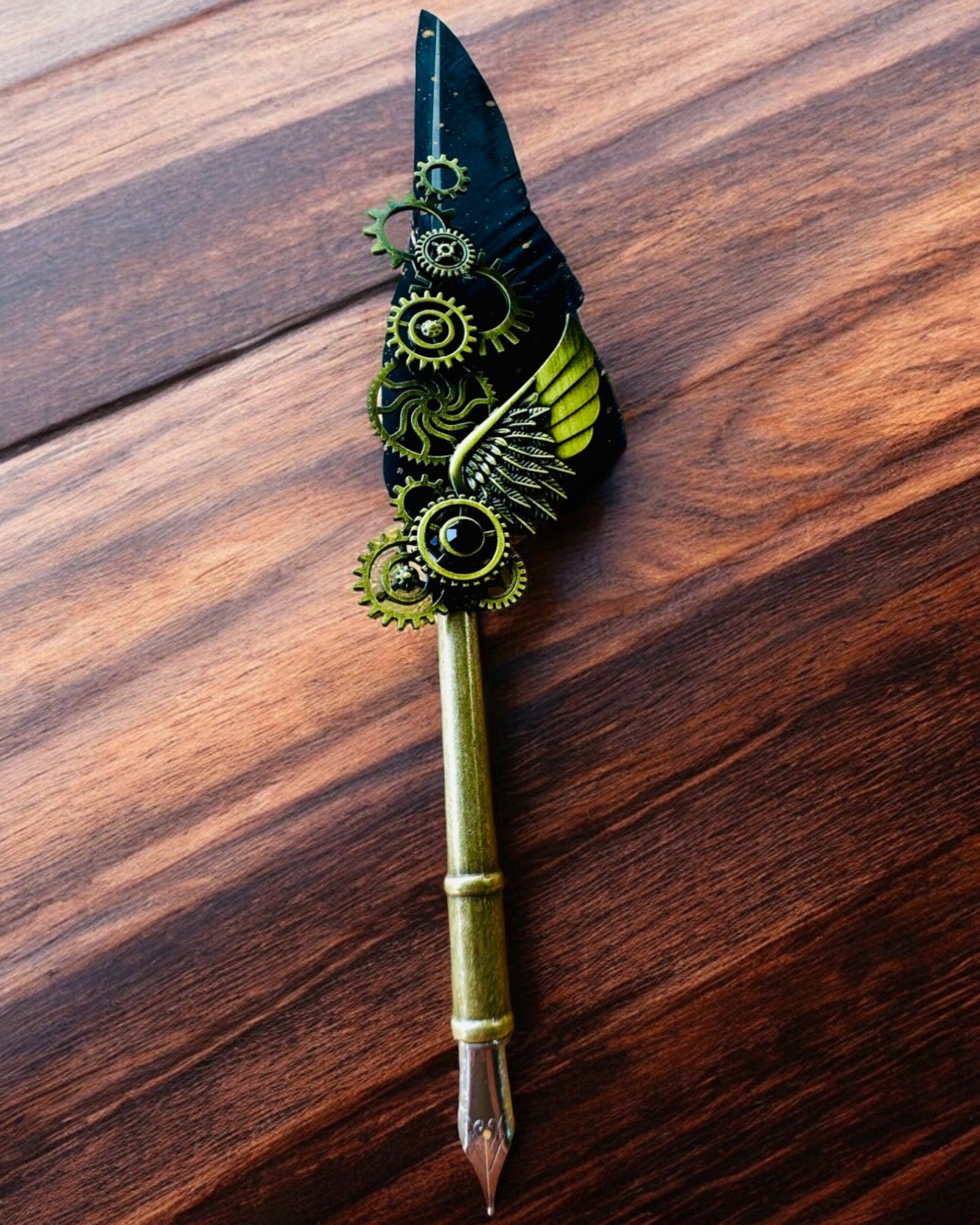 Caneta Caligráfica "Elegância Steampunk" com Pena de Peru - Feita à Mão 5 variantes à escolha, personalização com gravação para presente