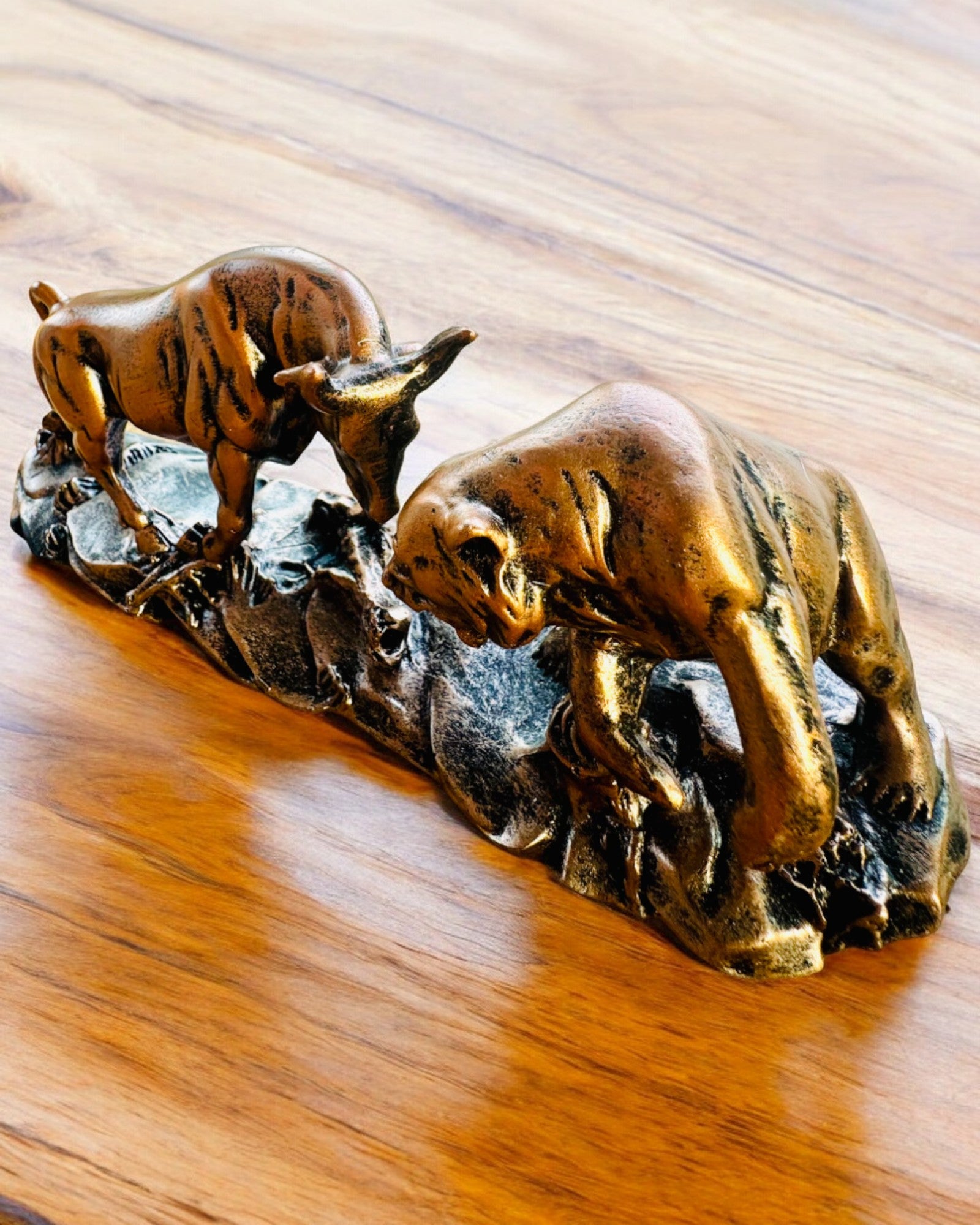 "Starcie Byka z Niedźwiedziem" - Escultura em cobre-ruivo com opção de gravação