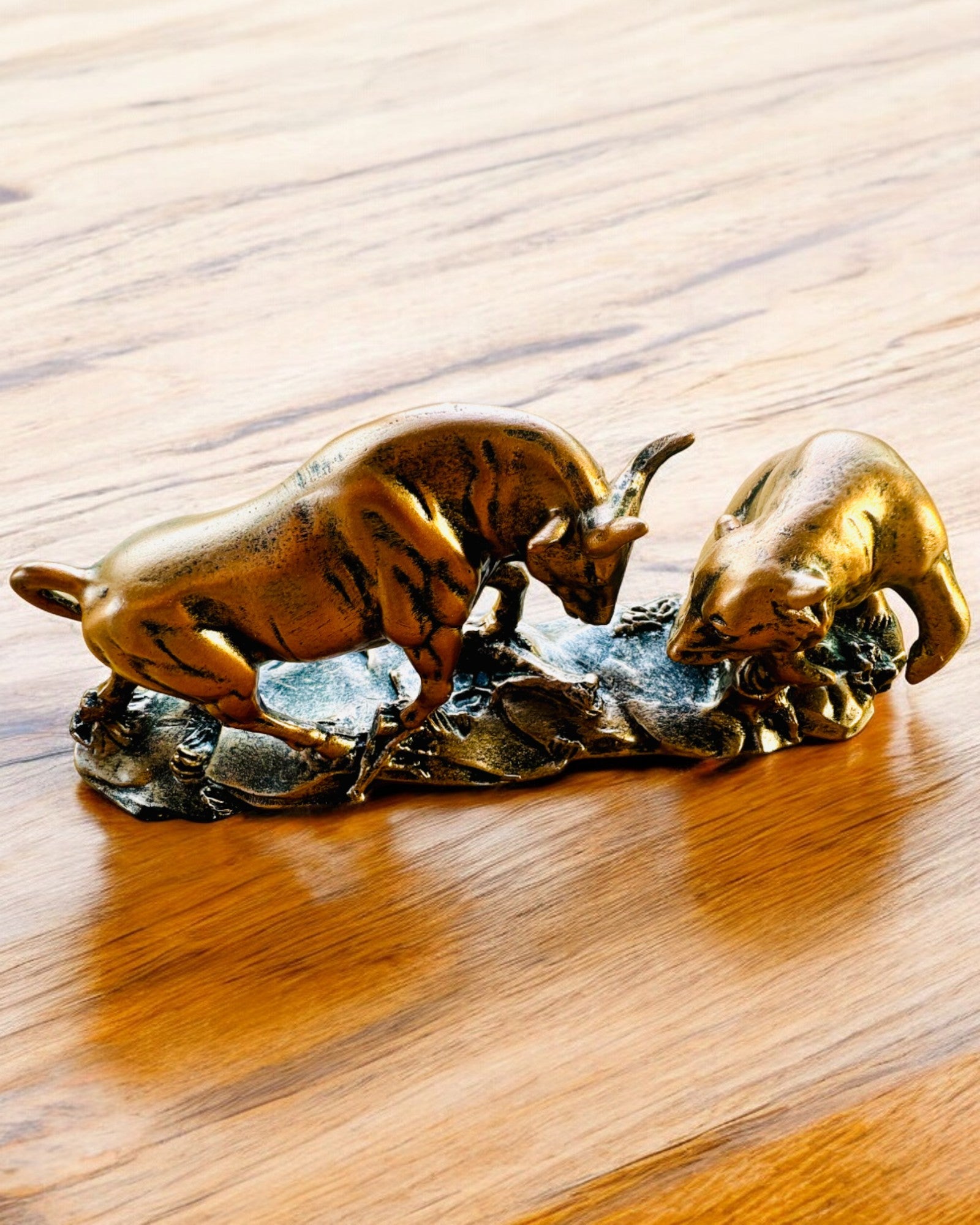 "Starcie Byka z Niedźwiedziem" - Escultura em cobre-ruivo com opção de gravação