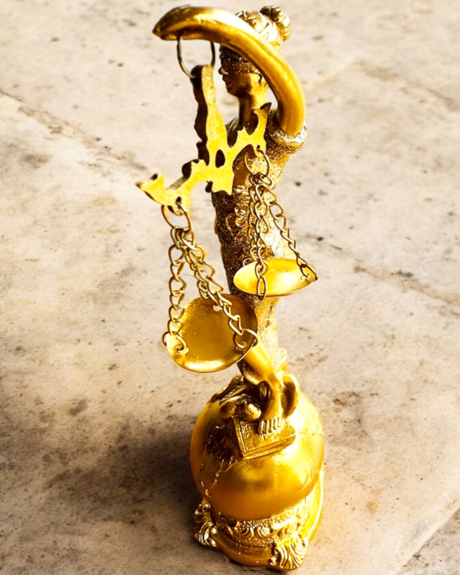 Estatueta Deusa da Justiça – Decoração Artística para Prateleira, Artesanato em Resina, personalização com gravação