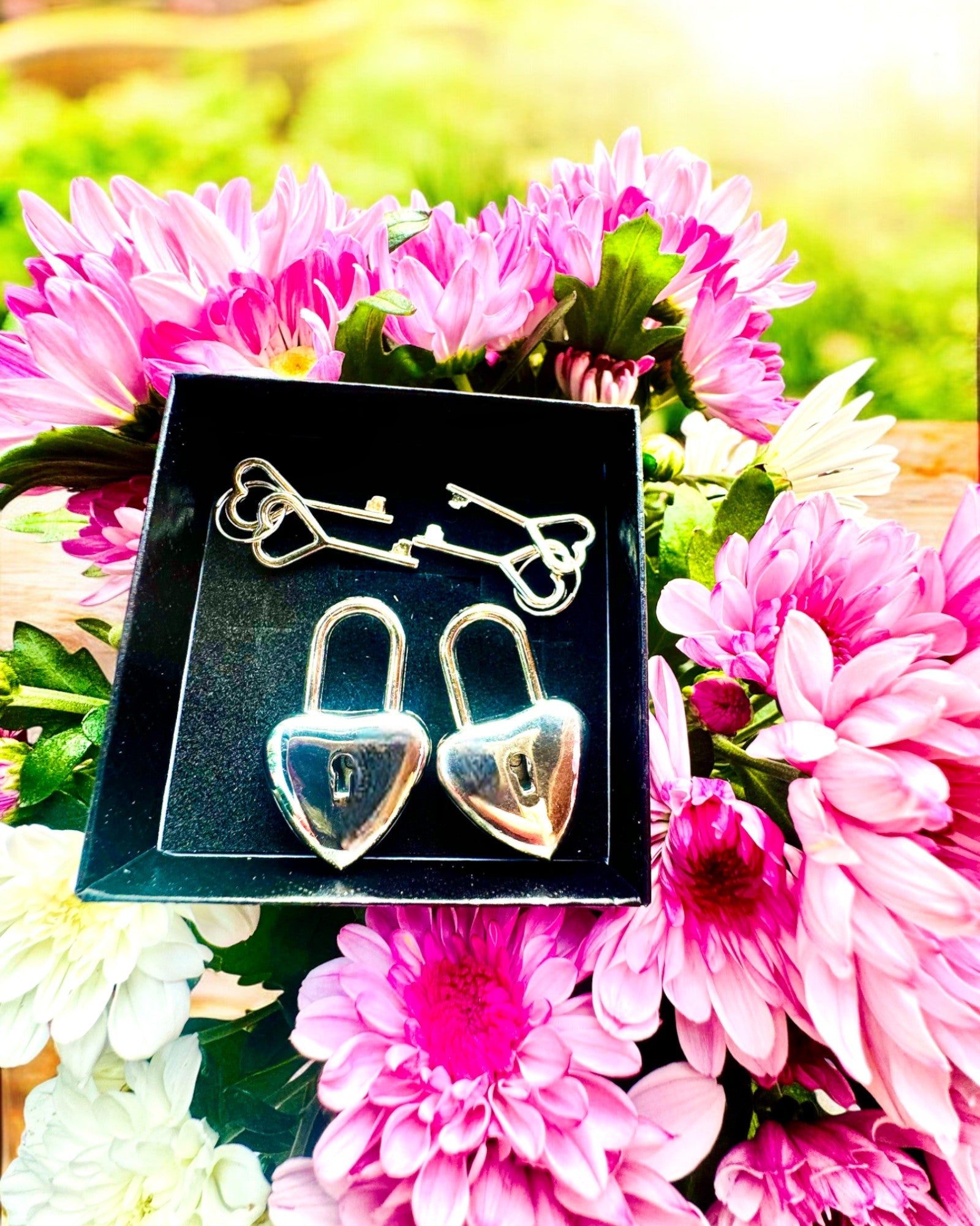 Chaves do Amor em cor Prateada 2 mini Cadeados em Forma de Coração, possibilidade de personalização com gravação para presente