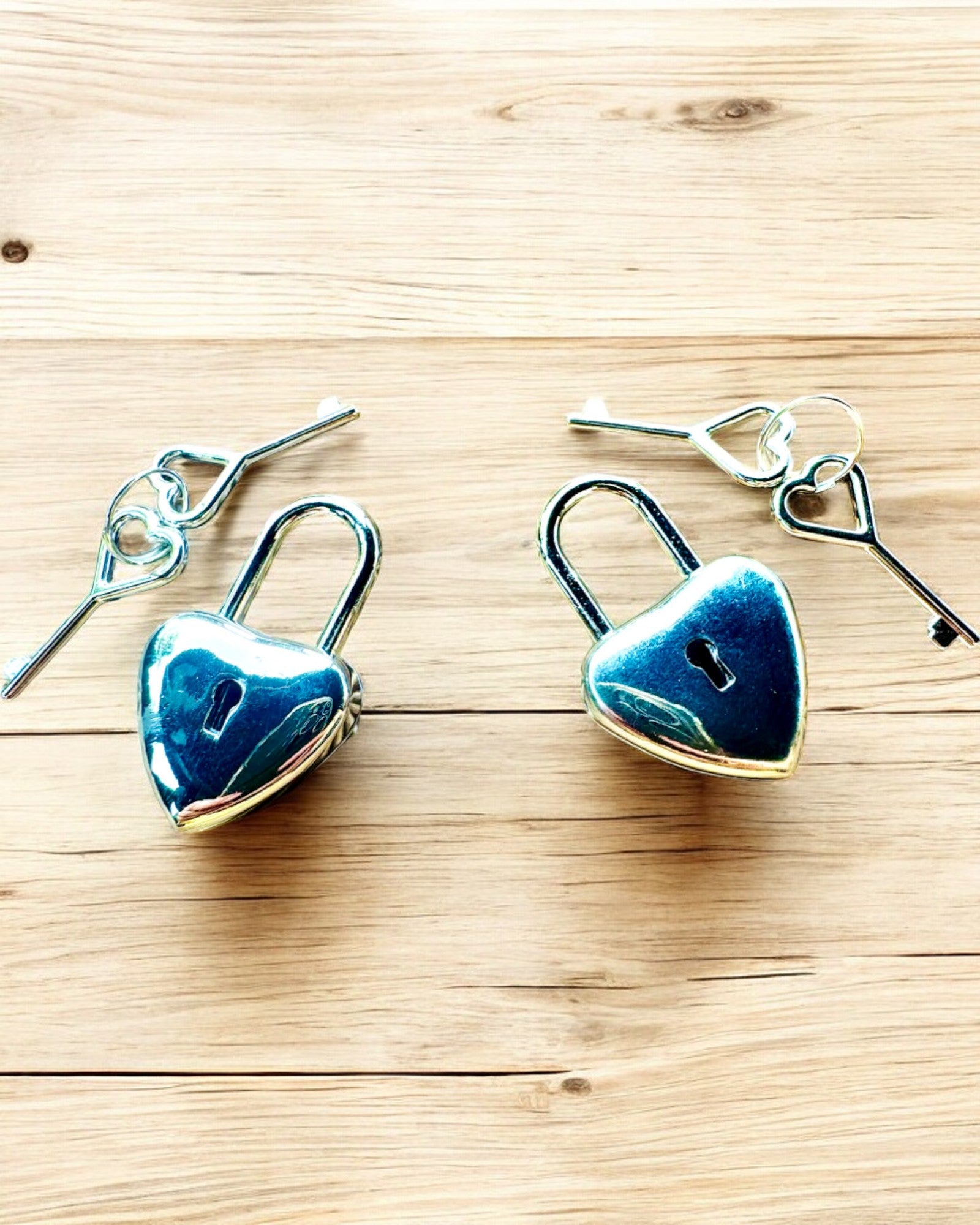 Chaves do Amor em cor Prateada 2 mini Cadeados em Forma de Coração, possibilidade de personalização com gravação para presente