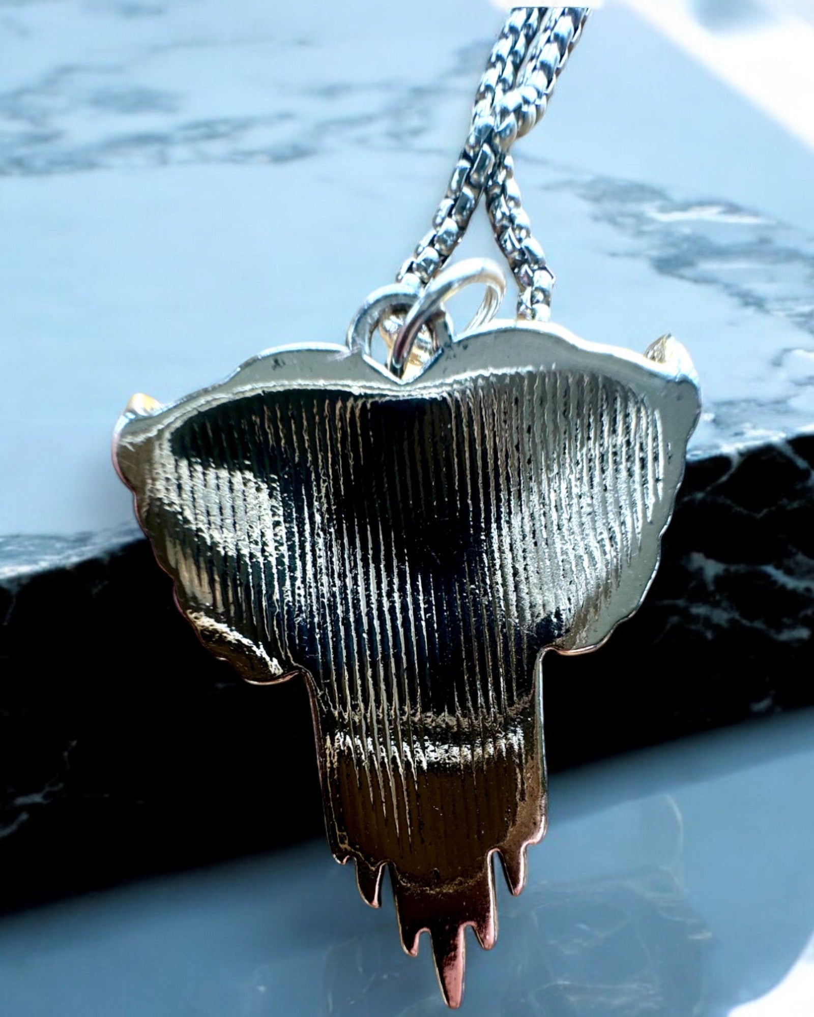 Amuleto Arqueiro do Coração – Asas Escuras do Amor, possibilidade de personalização com gravação como presente